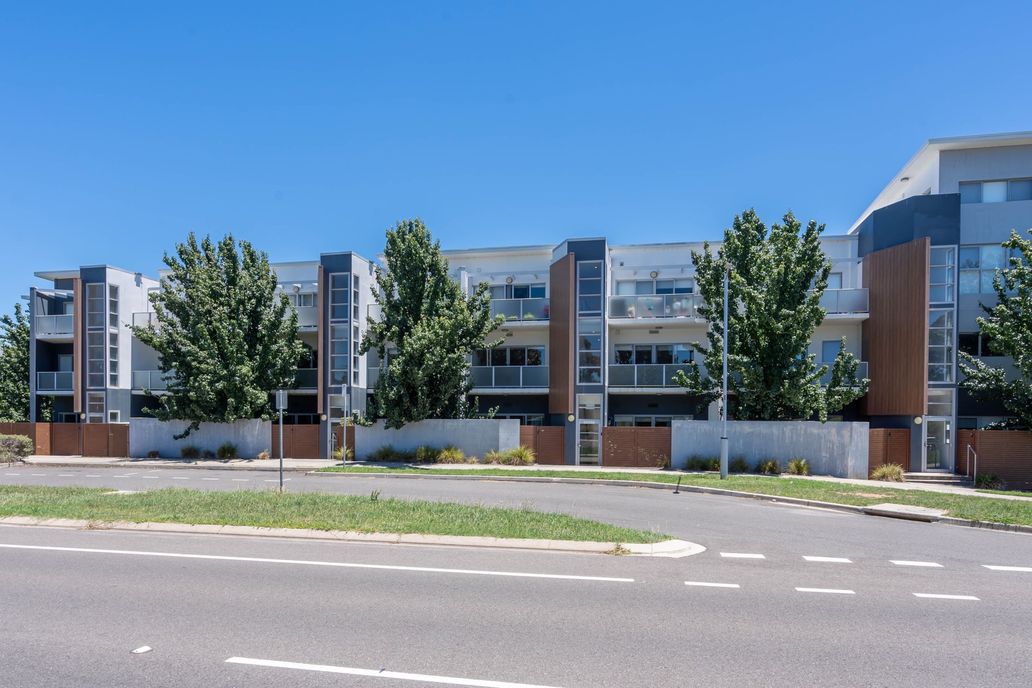 Elegant 2-Bed Apartment with Balcony