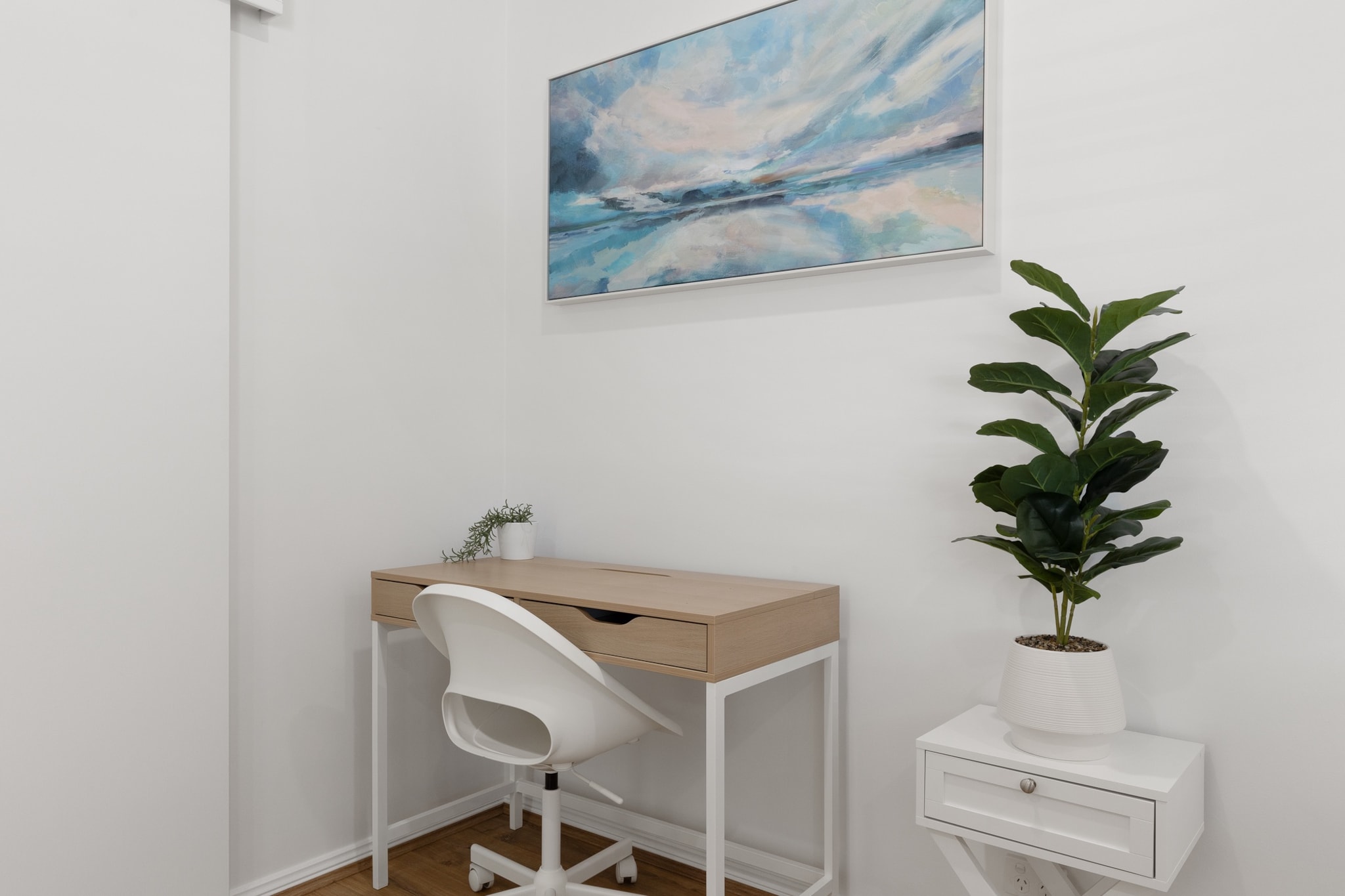 Bed Linen, Desk, Hot Water, Internet Access DSL, Wardrobe, Kitchen(stove, electric kettle, toaster, coffee machine, oven, microwave, dishwasher, fridge), bedroom(double king size bed), bedroom(Queen Bed), bedroom(2x single bed), bathroom(bath tub, hairdryer, Towels/Sheets (Incl.), shampoo, body soap), First Aid, Beach, Play area, TV, tumble dryer, cot, washing machine, heating, air conditioning, iron, Essentials, dishes and cutlery, Dedicated workspace, Carbon monoxide detector, Conditioner, Long term stays allowed, Near Ocean, Room-darkening shades, Shower gel, Wine glasses