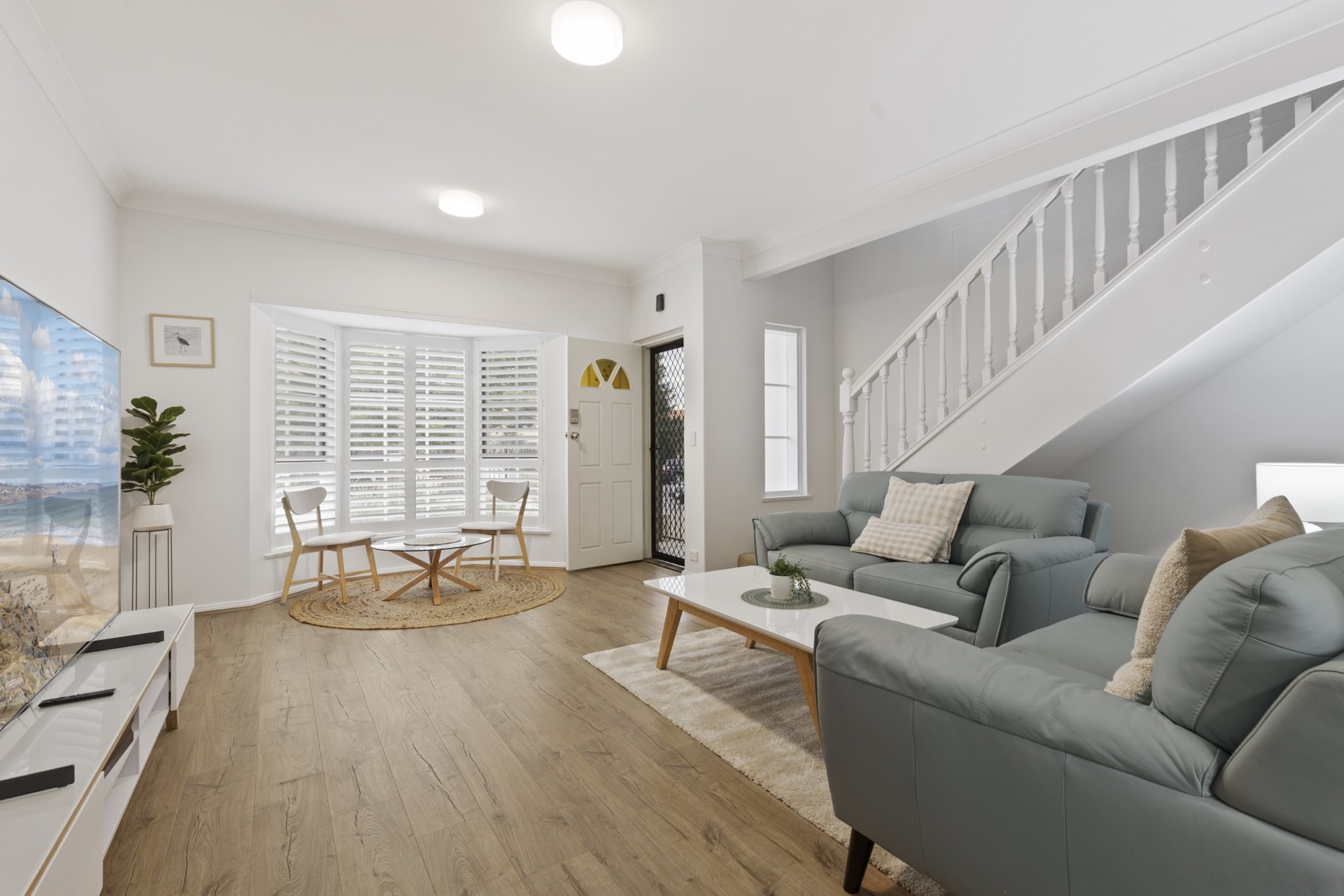 Bed Linen, Hot Water, Internet Access DSL, Wardrobe, Kitchen(dining table, stove, electric kettle, toaster, coffee machine, oven, microwave, dishwasher, fridge, freezer), bedroom(double king size bed), bedroom(Queen Bed), bedroom(2x single bed), bathroom(bath tub, hairdryer, Towels/Sheets (Incl.), shampoo, body soap), bathroom, First Aid, Beach, Play area, TV, tumble dryer, washing machine, heating, air conditioning, iron, Essentials, dishes and cutlery, Carbon monoxide detector, Coffee, Conditioner, Long term stays allowed, Near Ocean, Room-darkening shades, Shower gel, Town, Wine glasses