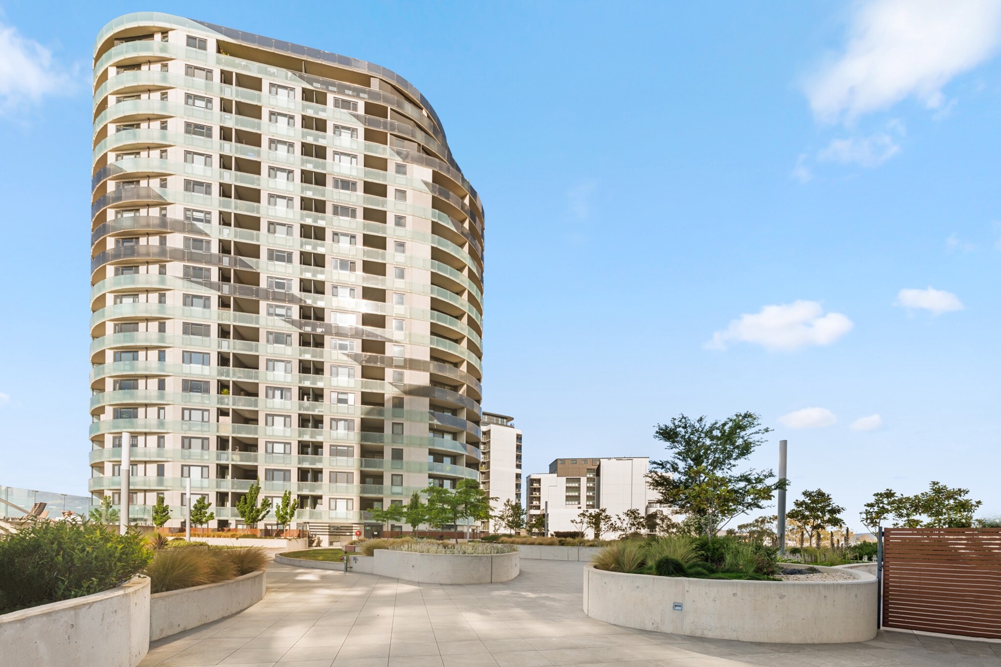 Bright 2-Bed Apartment with Scenic Balcony