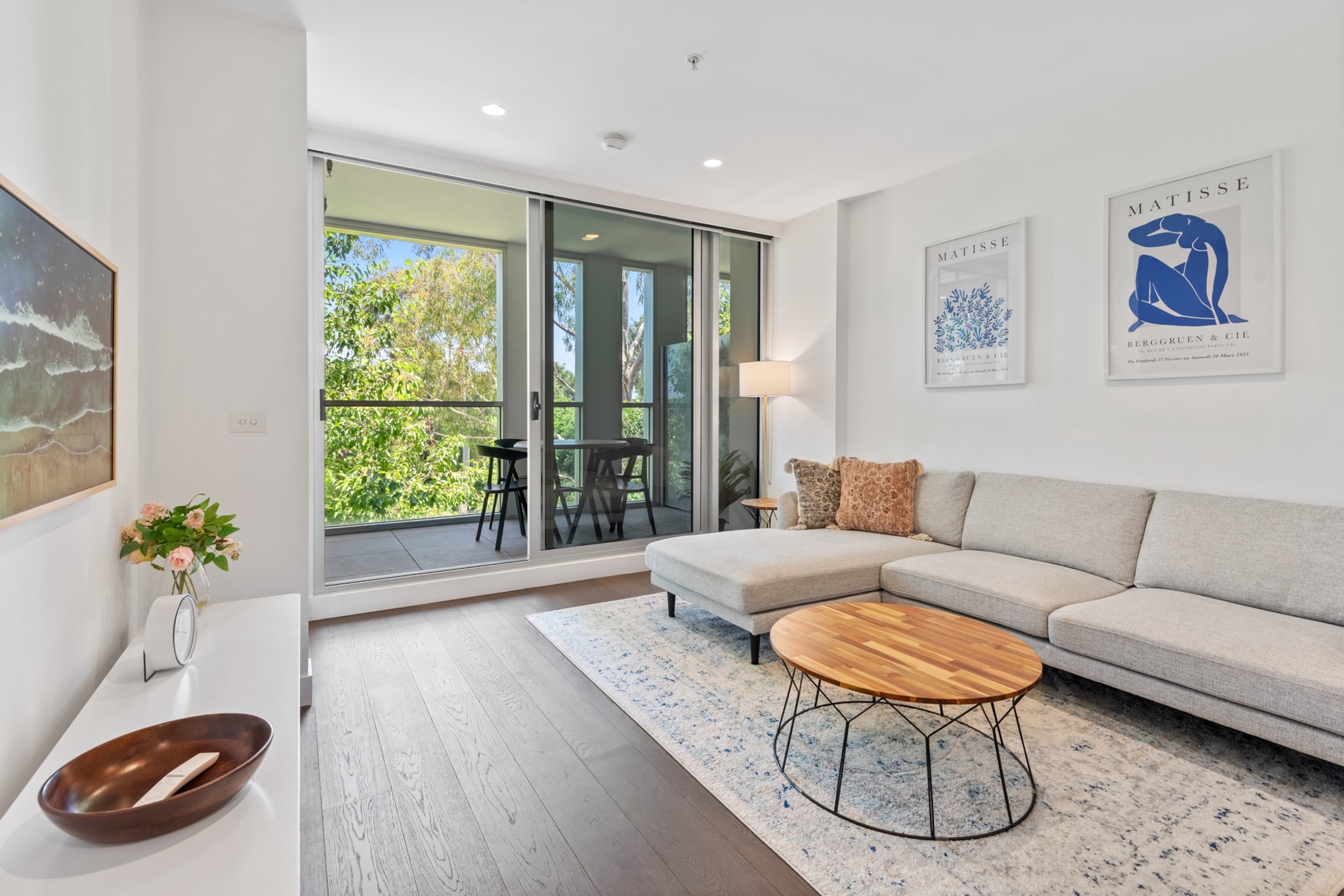 Chic 2-Bed with Free Parking in South Yarra