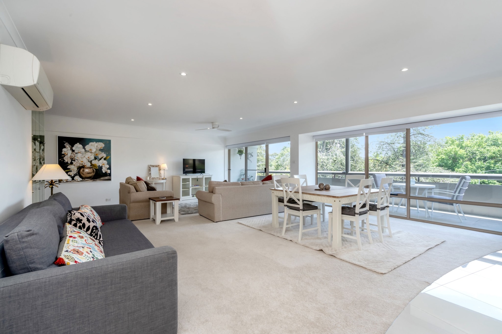 Spacious 2-Bed Apartment Near Dining & Attractions