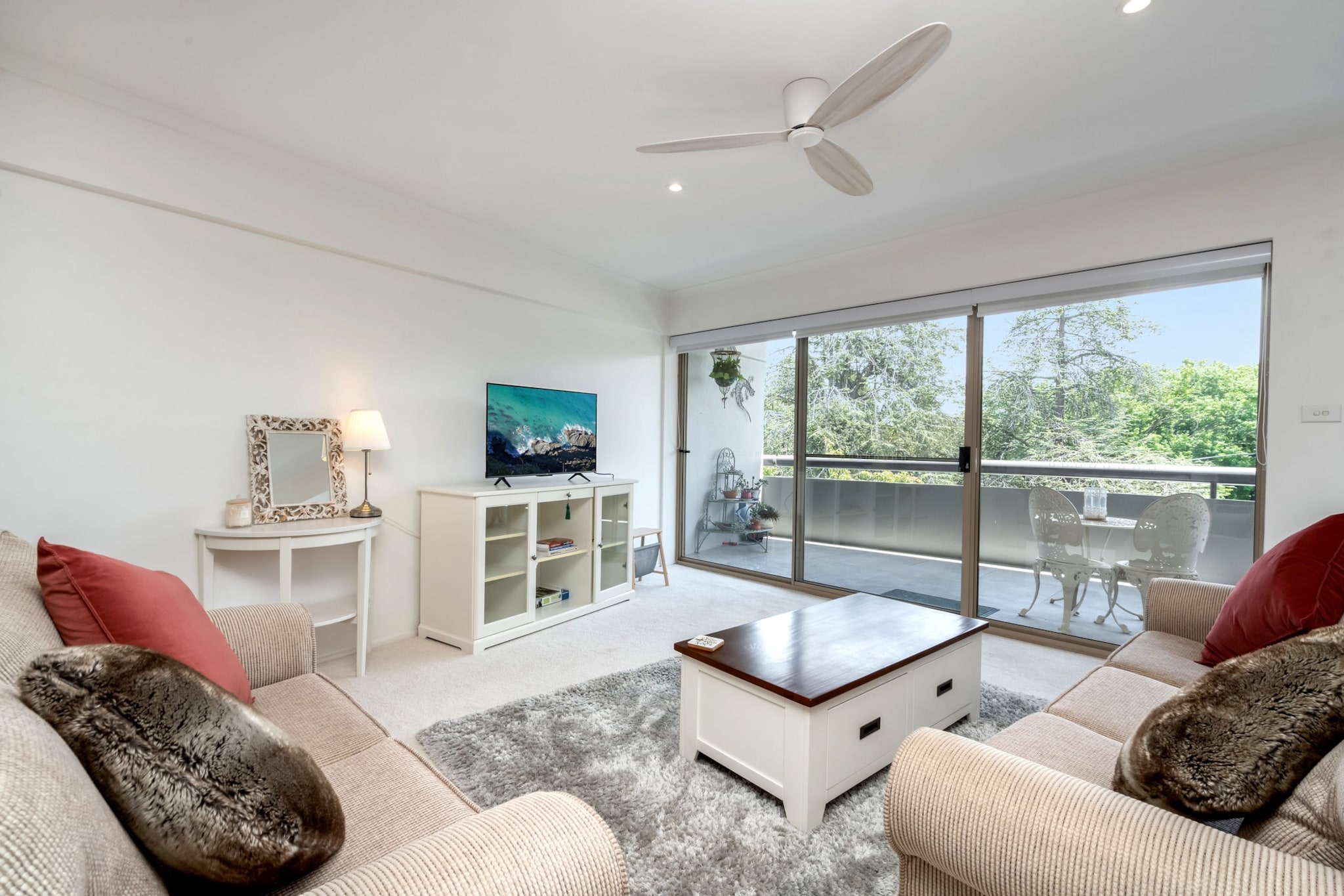 Spacious 2-Bed Apartment Near Dining & Attractions