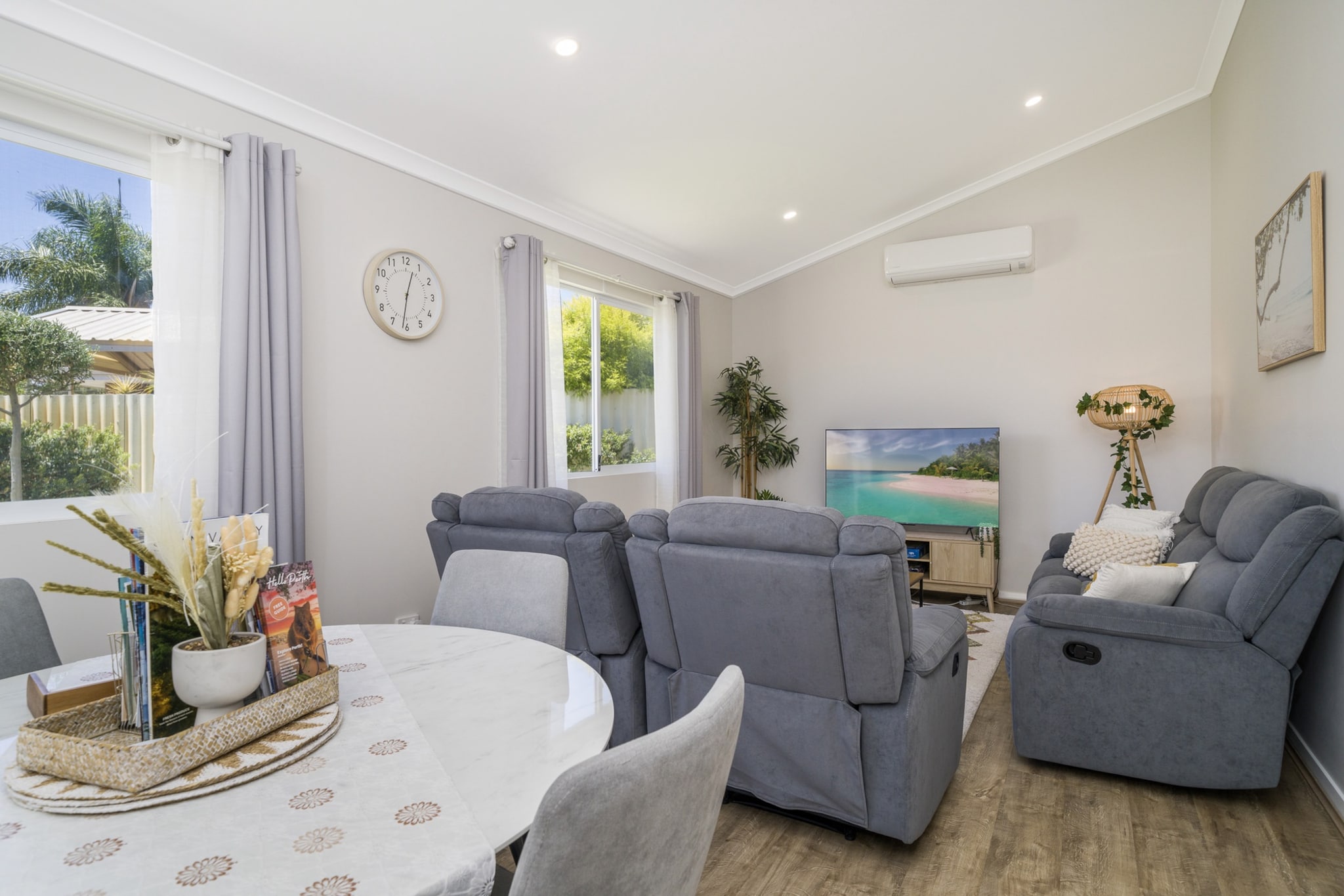 Bright and Spacious 2-Bed Thornlie Family Home