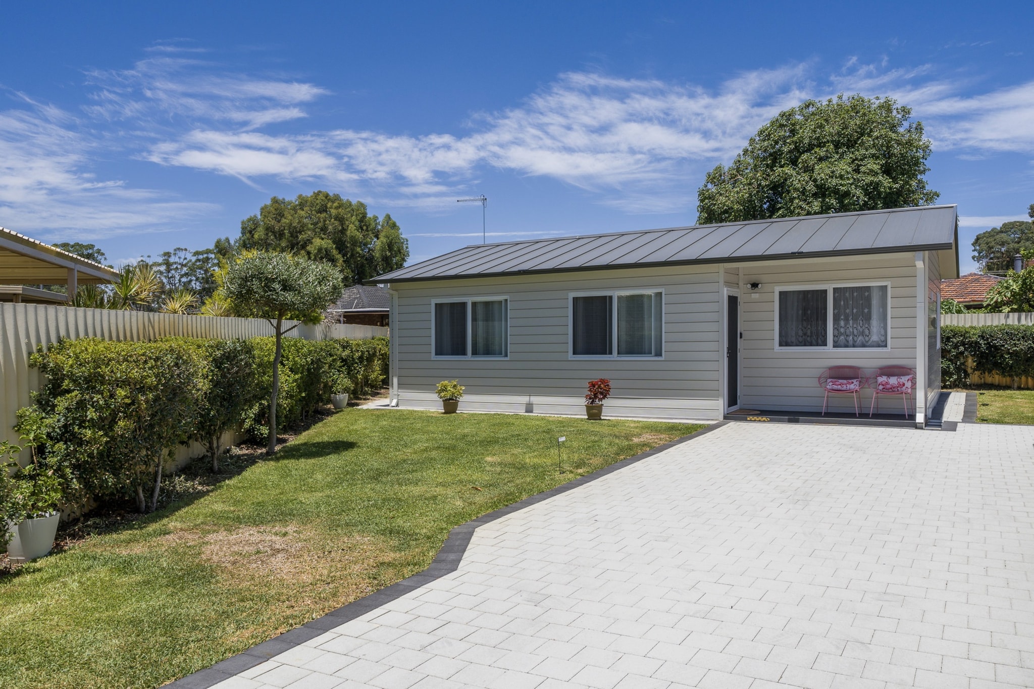Bright and Spacious 2-Bed Thornlie Family Home
