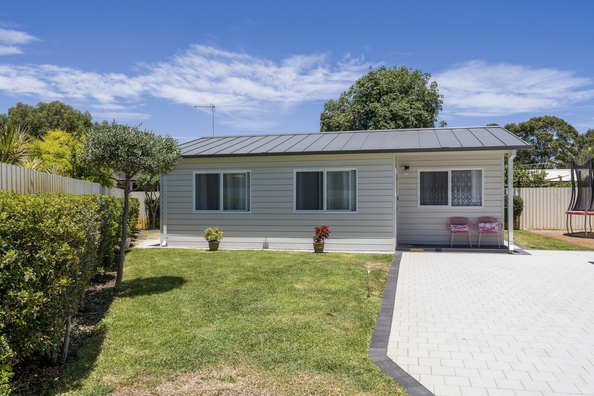 Bright and Spacious 2-Bed Thornlie Family Home