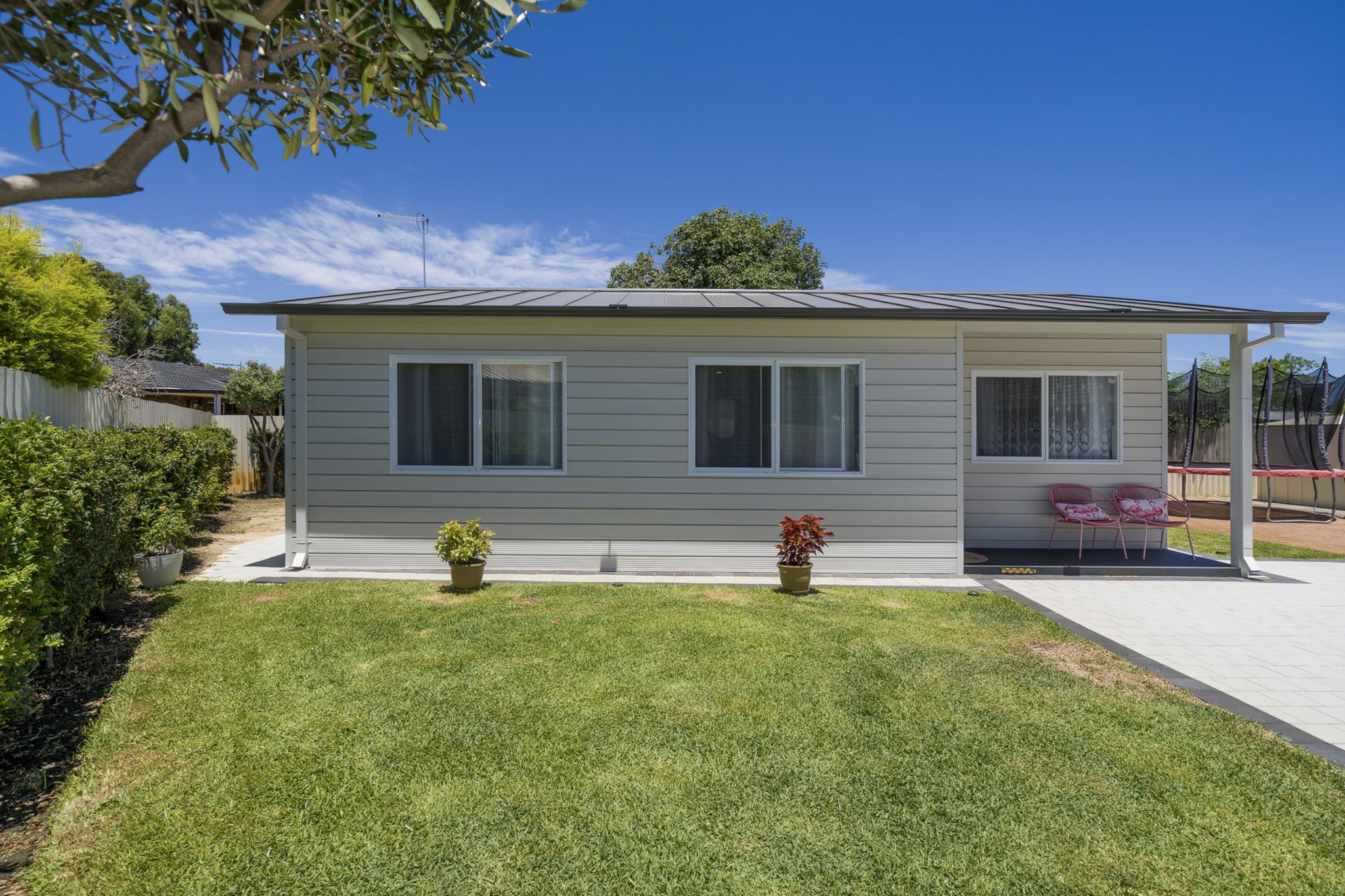 Bed Linen, Hot Water, Internet Access DSL, Wardrobe, Kitchen(stove, electric kettle, toaster, coffee machine, oven, microwave, fridge), bedroom(Queen Bed), bedroom(double bed), bathroom(hairdryer, Towels/Sheets (Incl.), shampoo, body soap), First Aid, Play area, TV, tumble dryer, washing machine, heating, air conditioning, high chair, iron, Essentials, dishes and cutlery, Carbon monoxide detector, Conditioner, Long term stays allowed, Room-darkening shades, Shower gel, Wine glasses