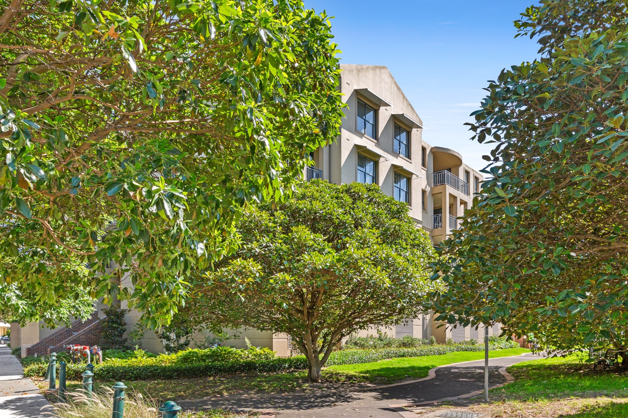 Elegant Stay in Balmain with Pool Access