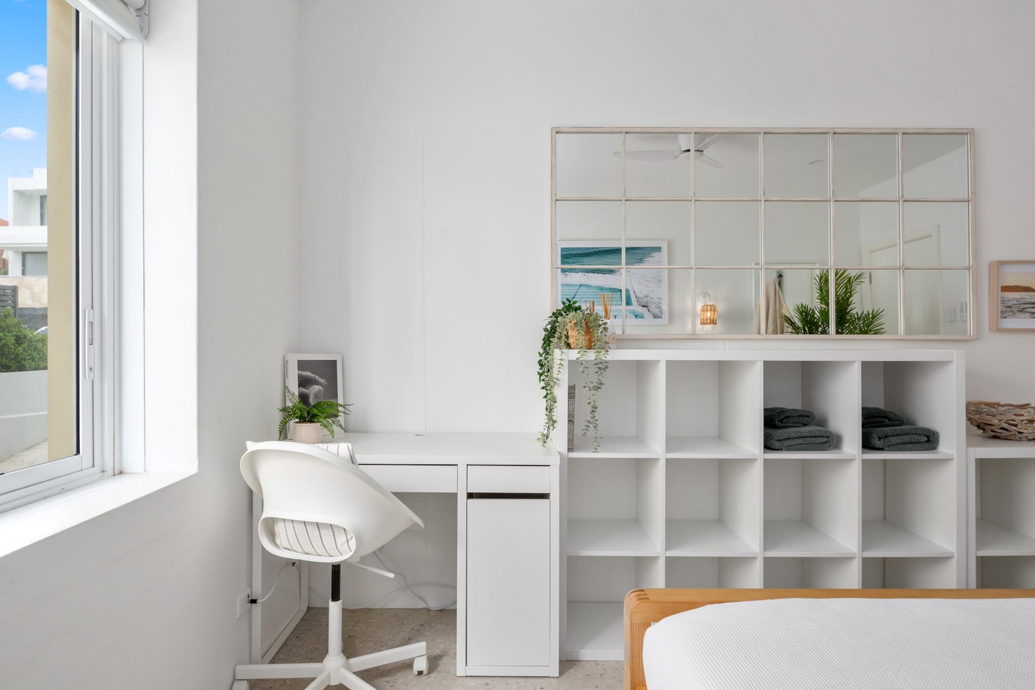 Bed Linen, Desk, Fan, Hot Water, Internet Access DSL, Wardrobe, Living room(TV), Kitchen(stove, electric kettle, toaster, coffee machine, oven, microwave, dishwasher, fridge), bedroom(Queen Bed), bathroom, First Aid, Beach, tumble dryer, cot, washing machine, heating, iron, hairdryer, Towels/Sheets (Incl.), shampoo, body soap, Essentials, dishes and cutlery, Dedicated workspace, Carbon monoxide detector, Conditioner, Long term stays allowed, Near Ocean, Room-darkening shades, Shower gel, Wine glasses