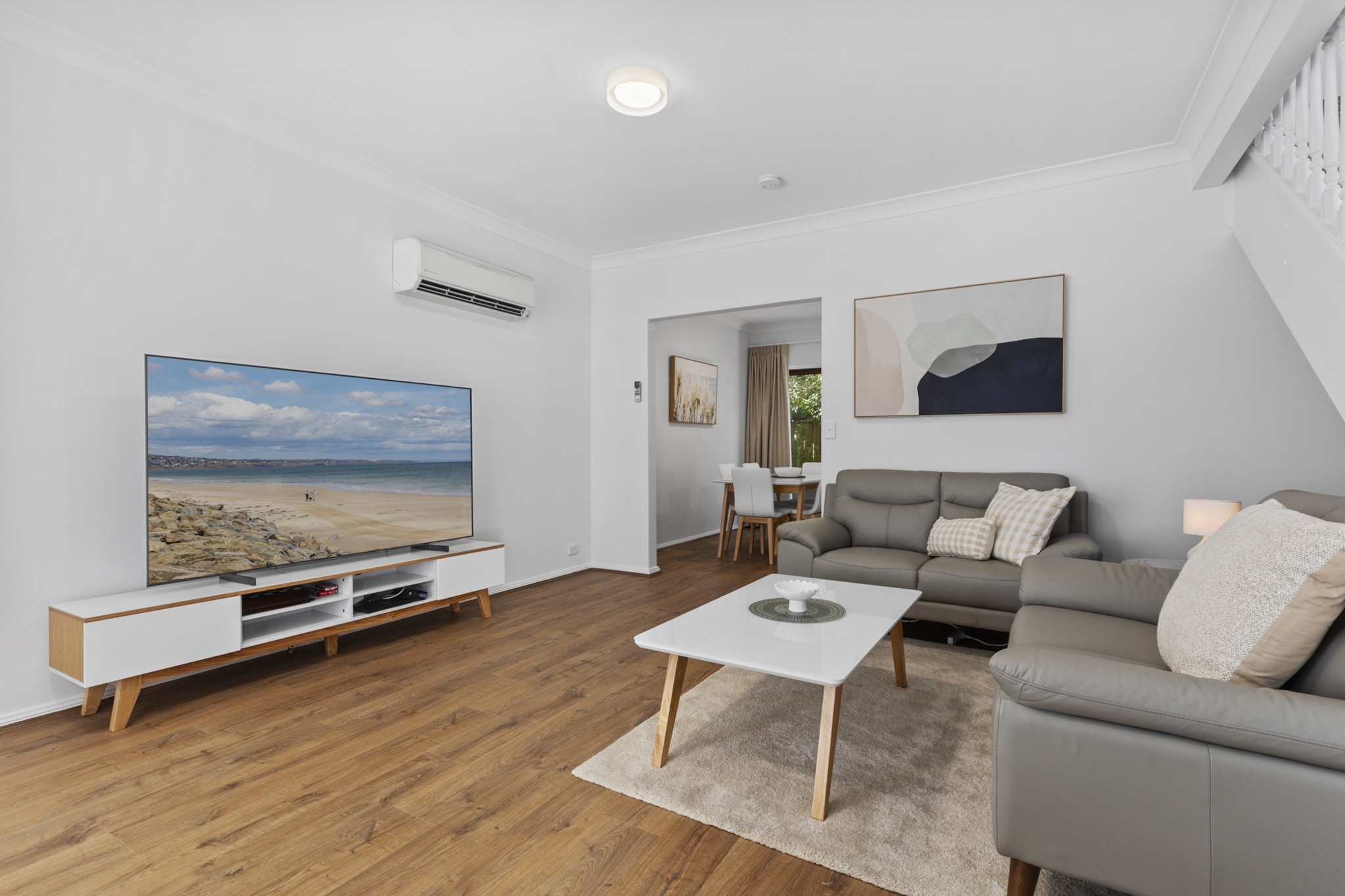 Hot Water, Internet Access DSL, Wardrobe, Kitchen(dining table, stove, electric kettle, toaster, coffee machine, oven, microwave, dishwasher, fridge, freezer, dishes and cutlery, Coffee, Wine glasses), bedroom(Bed Linen, double king size bed, Room-darkening shades), bedroom(Queen Bed), bedroom(2x single bed), bathroom(bath tub, hairdryer, Towels/Sheets (Incl.), shampoo, body soap, Conditioner, Shower gel), bathroom(bath tub, hairdryer, Towels/Sheets (Incl.), shampoo, body soap), First Aid, Beach, Play area, TV, tumble dryer, washing machine, heating, air conditioning, iron, Essentials, Carbon monoxide detector, Long term stays allowed, Near Ocean, Town