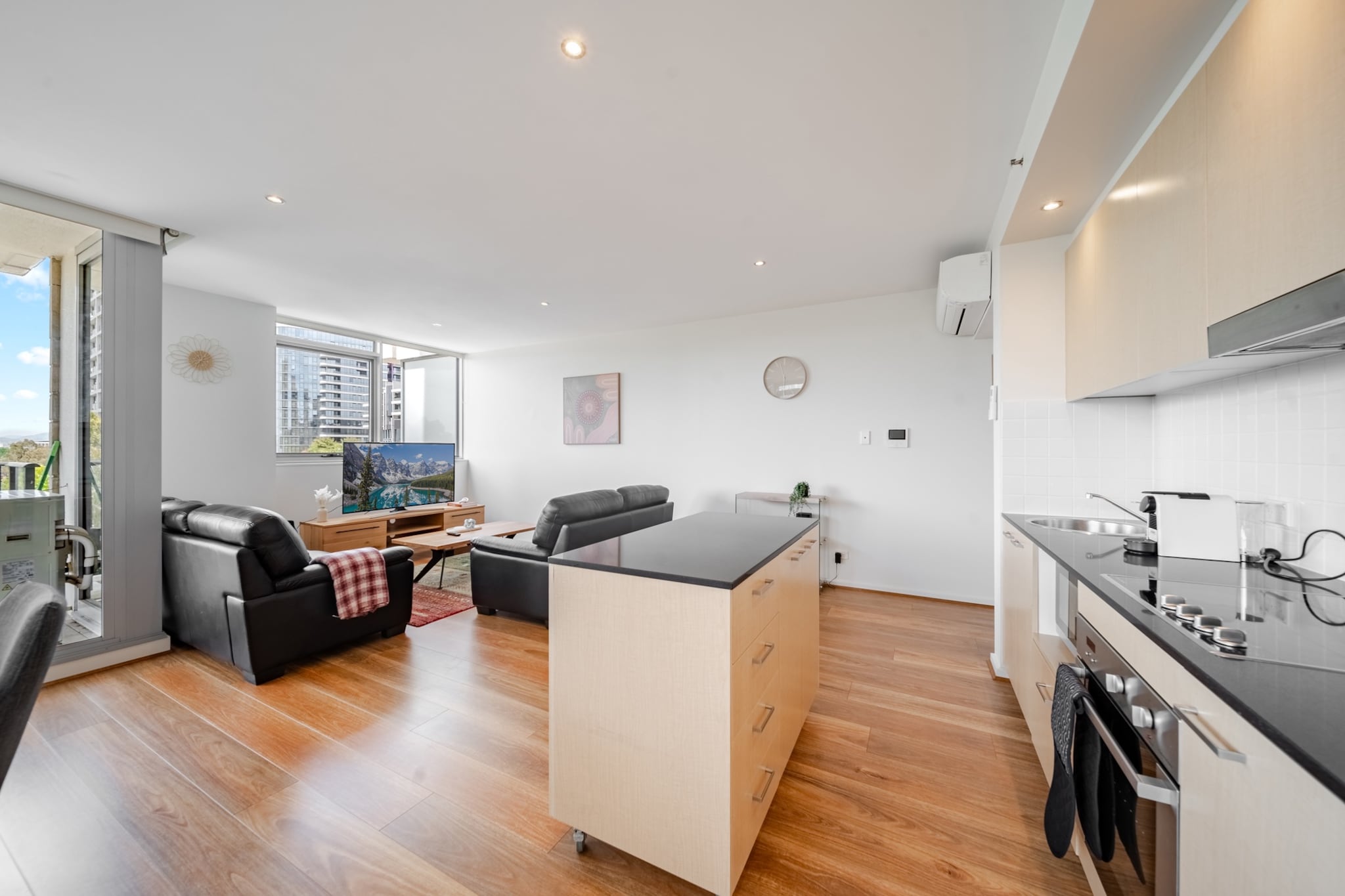 Stylish 1-Bed Flat with Pool, BBQ & Sauna Access