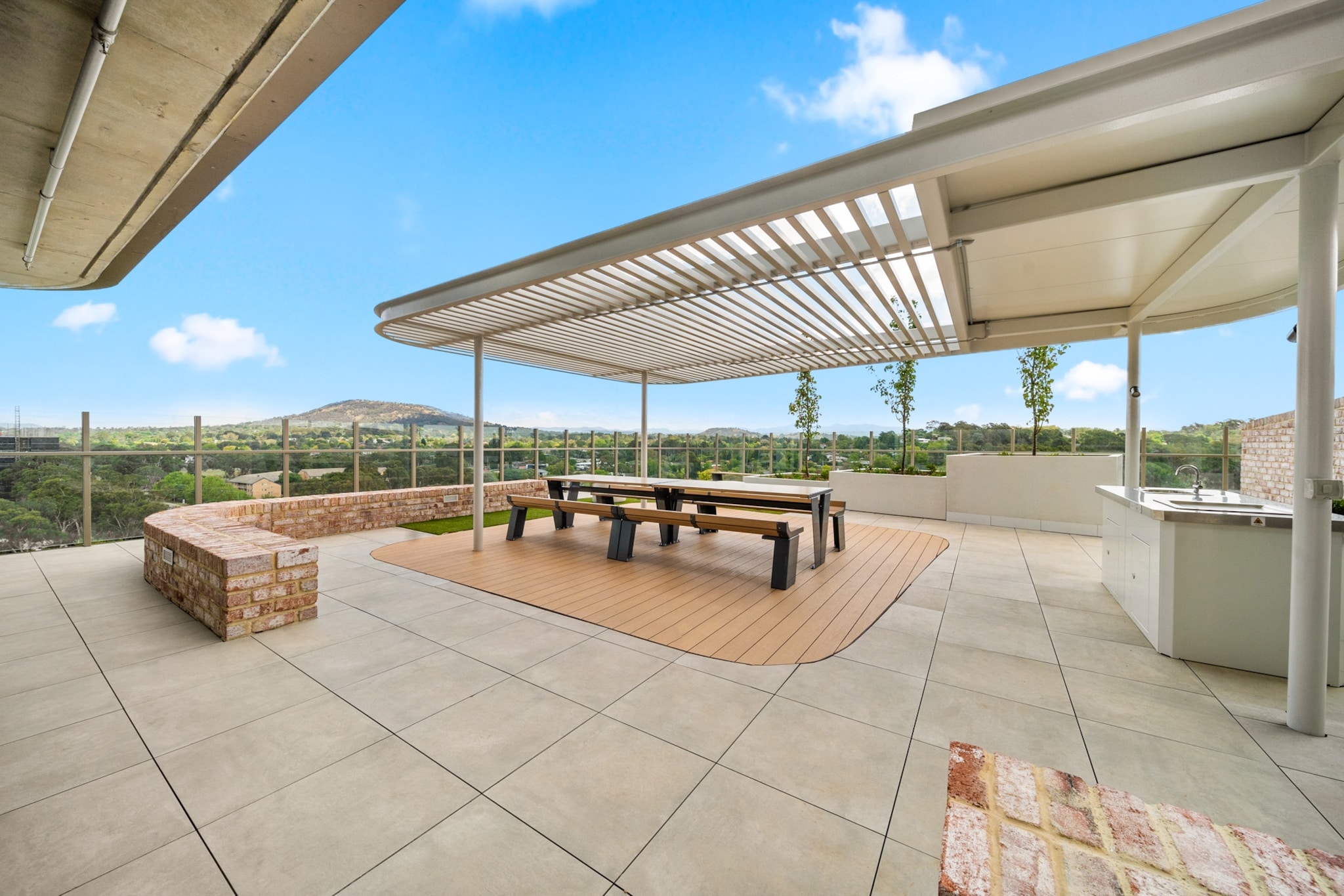 Bright 2-Bed Apartment with Gym, BBQ & Pool Access