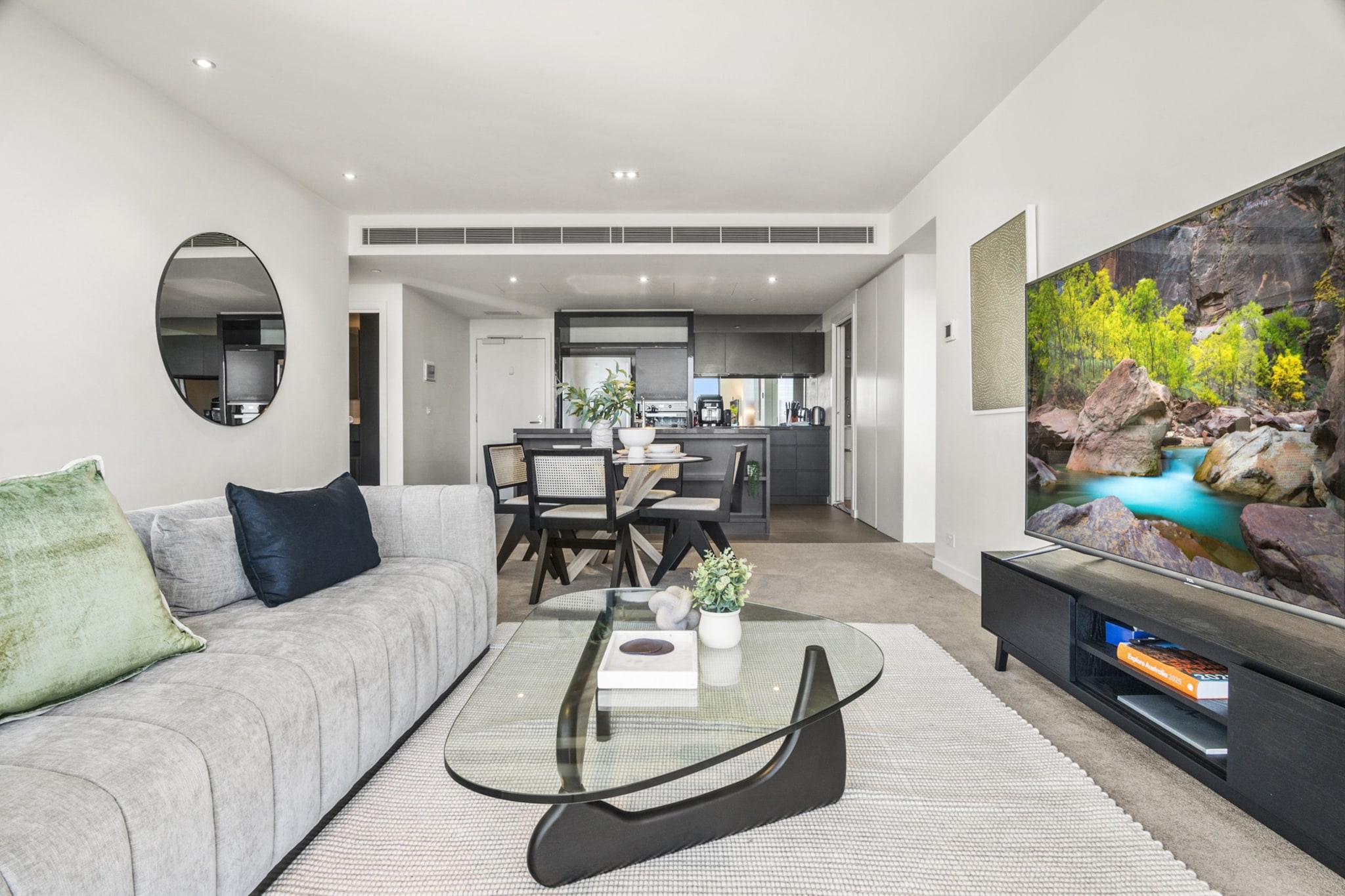 Stunning 2-Bed Apartment with Water Views