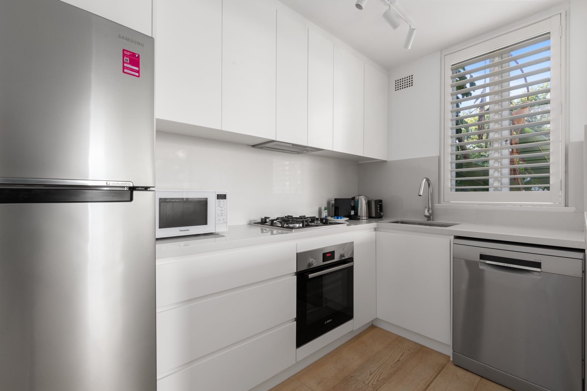 Hot Water, Internet Access DSL, Living room(TV, seating area, air conditioning), Kitchen(stove, electric kettle, toaster, oven, microwave, dishwasher, fridge, dishes and cutlery), bedroom(Bed Linen, Wardrobe, coffee machine, air conditioning, Queen Bed), bathroom(shower, washbasin, toilet, hairdryer, Towels/Sheets (Incl.), Essentials), First Aid, Beach, tumble dryer, cot, washing machine, heating, iron, Long term stays allowed, Near Ocean, Sea view, Wine glasses