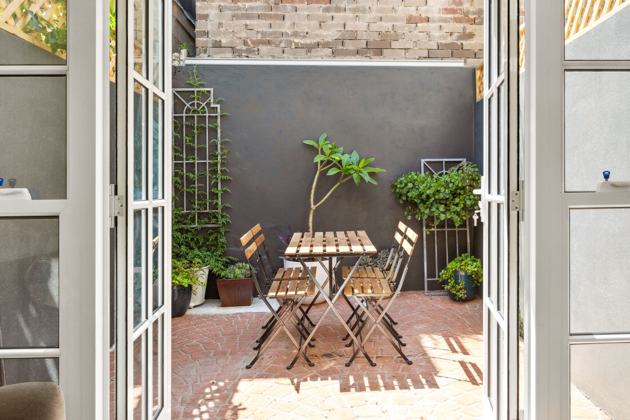 Bed Linen, Desk, Fan, Hot Water, Internet Access DSL, Wardrobe, Kitchen(stove, electric kettle, toaster, coffee machine, oven, microwave, dishwasher, fridge), bedroom(double king size bed), bedroom(Queen Bed), bathroom(hairdryer, Towels/Sheets (Incl.), shampoo, body soap), First Aid, Indoor play area, Play area, TV, tumble dryer, washing machine, balcony or terrace, heating, iron, Essentials, dishes and cutlery, Dedicated workspace, Conditioner, Long term stays allowed, Near Ocean, Shower gel, Town, Wine glasses