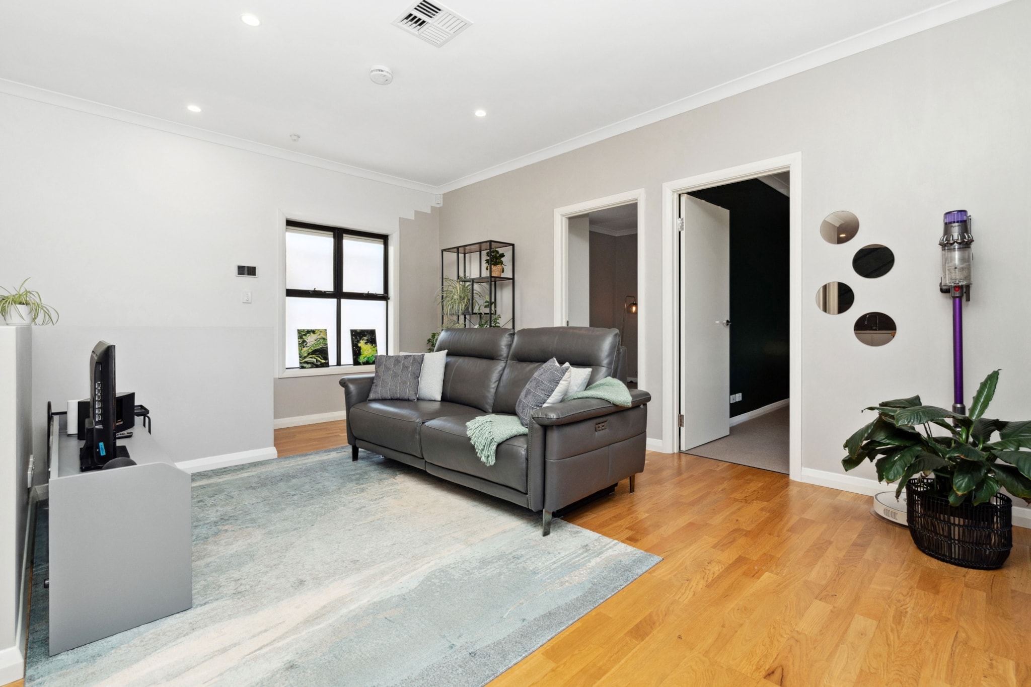 Bright 2-Bed Townhouse with Balcony & Garage