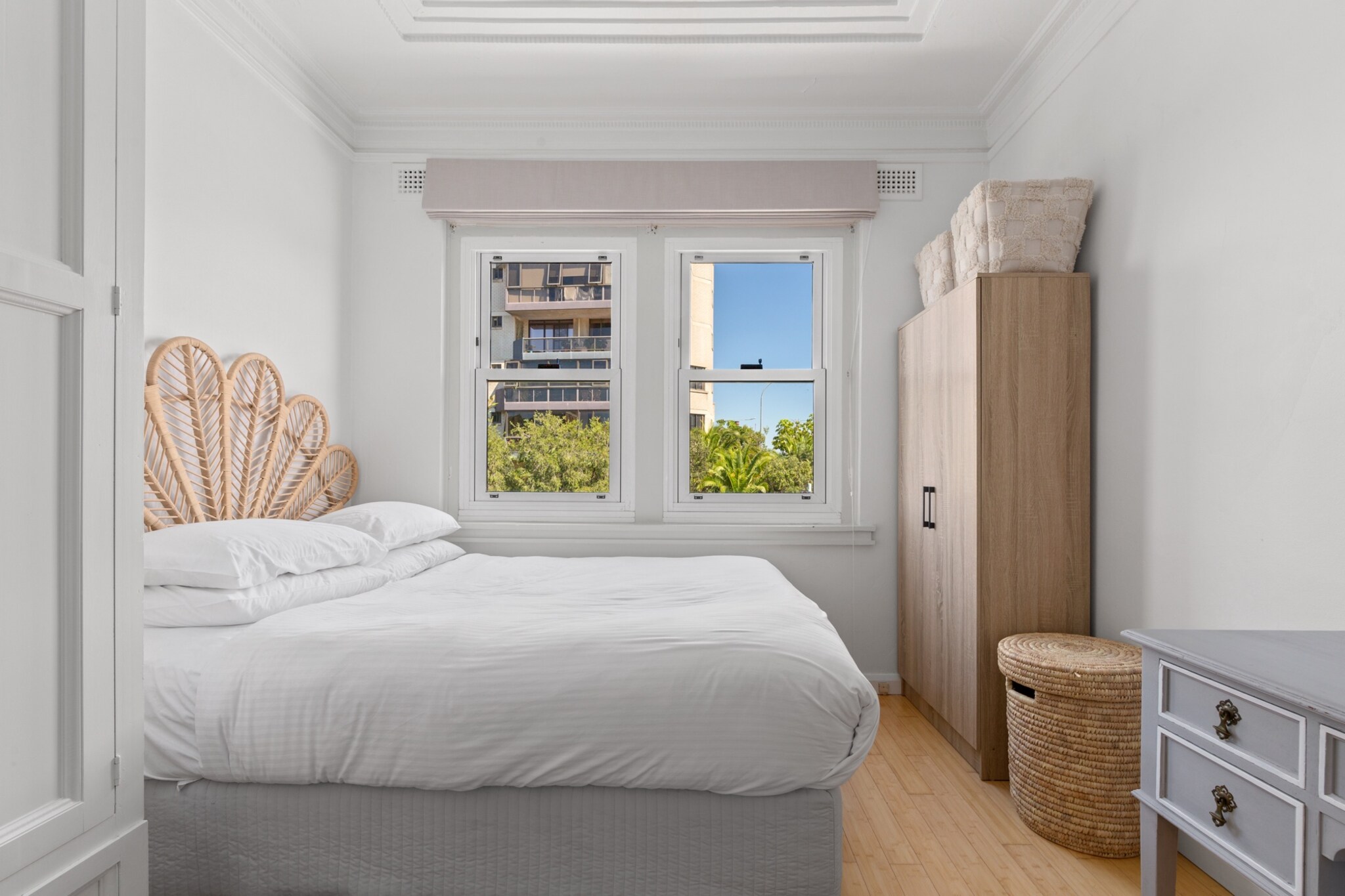 Bed Linen, Fan, Hot Water, Internet Access DSL, Wardrobe, Living room(TV), Kitchen(stove, electric kettle, toaster, coffee machine, oven, microwave, fridge), bedroom(Queen Bed), bathroom(shower, washbasin, toilet), First Aid, tumble dryer, bath tub, washing machine, balcony or terrace, heating, iron, hairdryer, Towels/Sheets (Incl.), shampoo, body soap, Essentials, dishes and cutlery, Carbon monoxide detector, Conditioner, Long term stays allowed, Room-darkening shades, Shower gel, Wine glasses