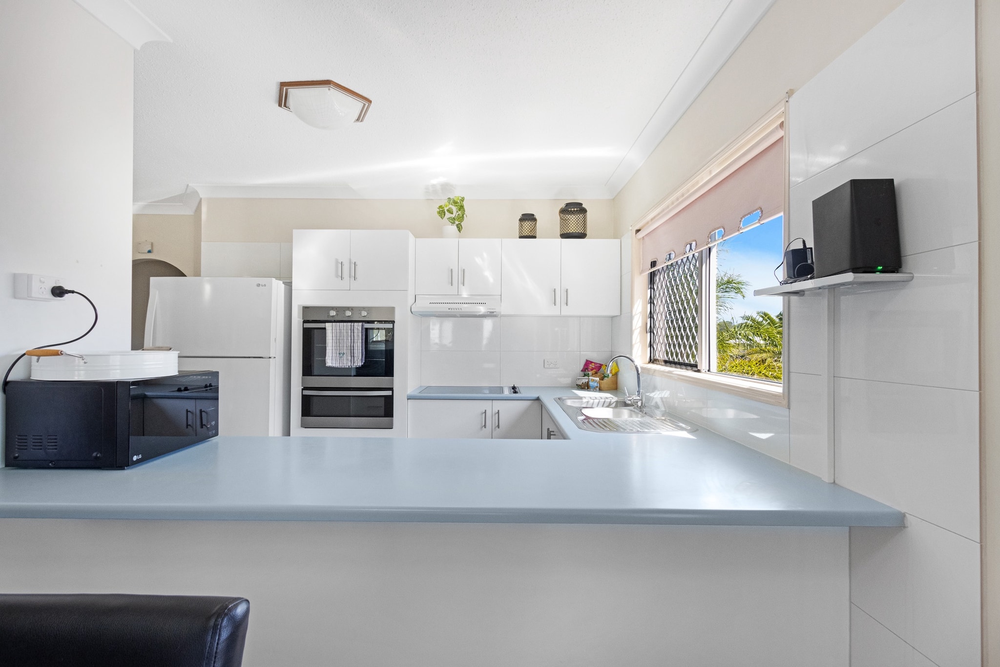 Bed Linen, Hot Water, Internet Access DSL, Wardrobe, Living room(TV, seating area, air conditioning), Kitchen(stove, electric kettle, toaster, oven, microwave, dishwasher, fridge, dishes and cutlery), bedroom(Queen Bed), bedroom(2x single bed), bathroom(bath tub, shower, washbasin, toilet, hairdryer, Towels incl., shampoo, body soap, Essentials), bathroom(shower, washbasin, toilet, hairdryer, Towels incl., shampoo, body soap, Essentials), First Aid, Beach, tumble dryer, cot, washing machine, balcony or terrace, heating, swimming pool, private outdoor pool, Conditioner, Long term stays allowed, Near Ocean, Room-darkening shades, Sea view, Shower gel, Wine glasses