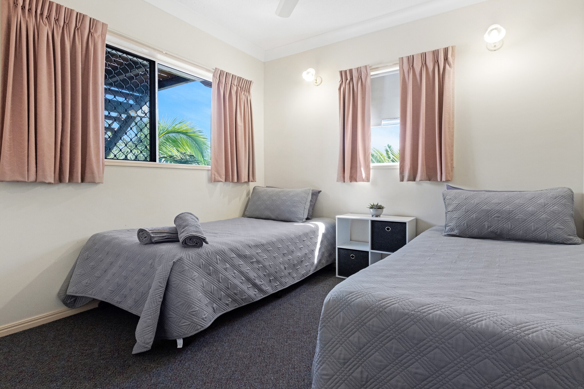 Beachside 2-Bed Apartment with Secure Parking