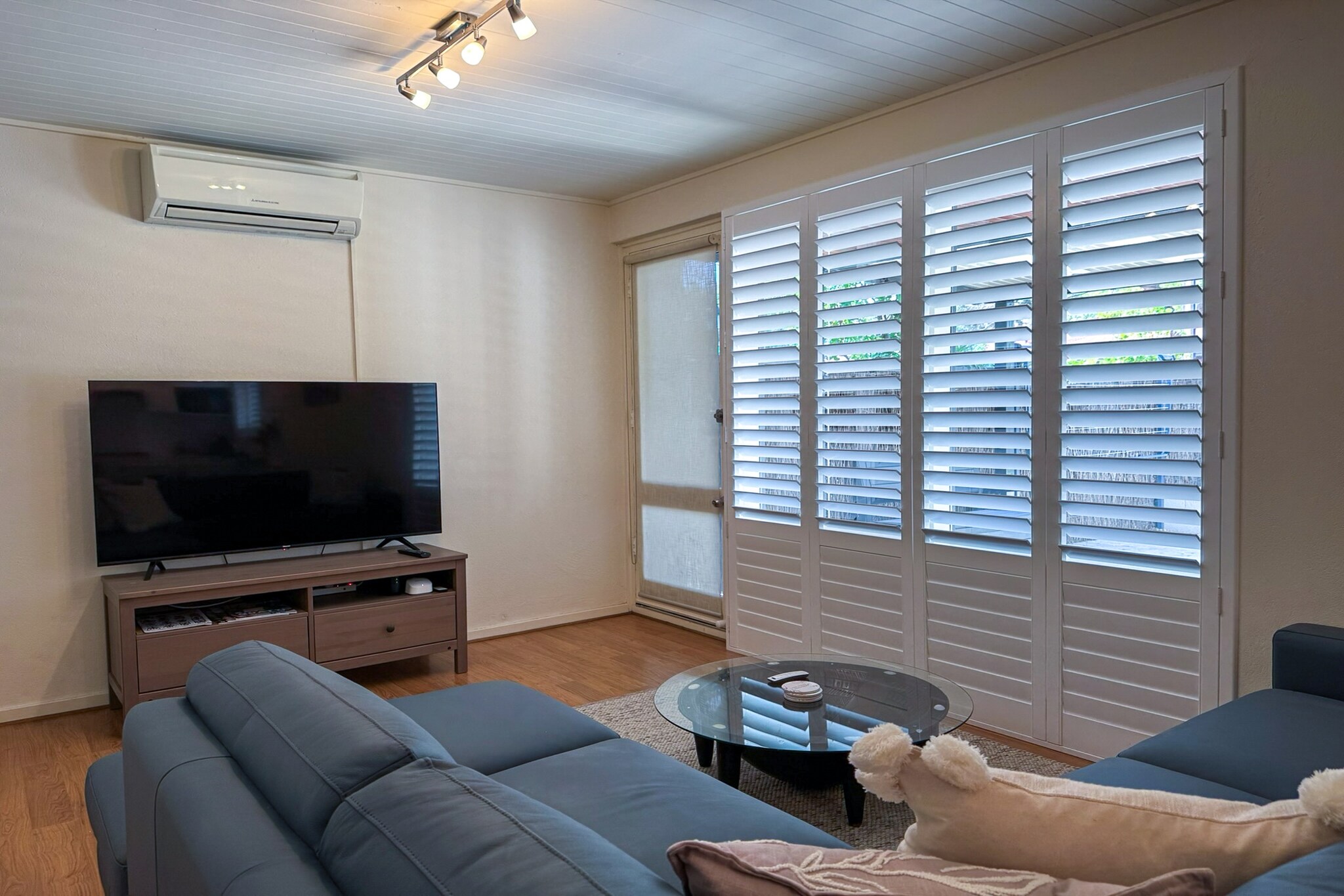 Bed Linen, Fan, Hot Water, Internet Access DSL, Wardrobe, Living room(TV, seating area), Kitchen(dining table, stove, electric kettle, toaster, coffee machine, oven, microwave, dishwasher, fridge, dishes and cutlery), bedroom(Queen Bed), bedroom(double bed), bathroom(washbasin, toilet, washing machine, iron, hairdryer, Towels/Sheets (Incl.), shampoo, body soap, Essentials, Conditioner, Shower gel), First Aid, Play area, heating, air conditioning, Carbon monoxide detector, Coffee, Long term stays allowed, Room-darkening shades, Town, Wine glasses