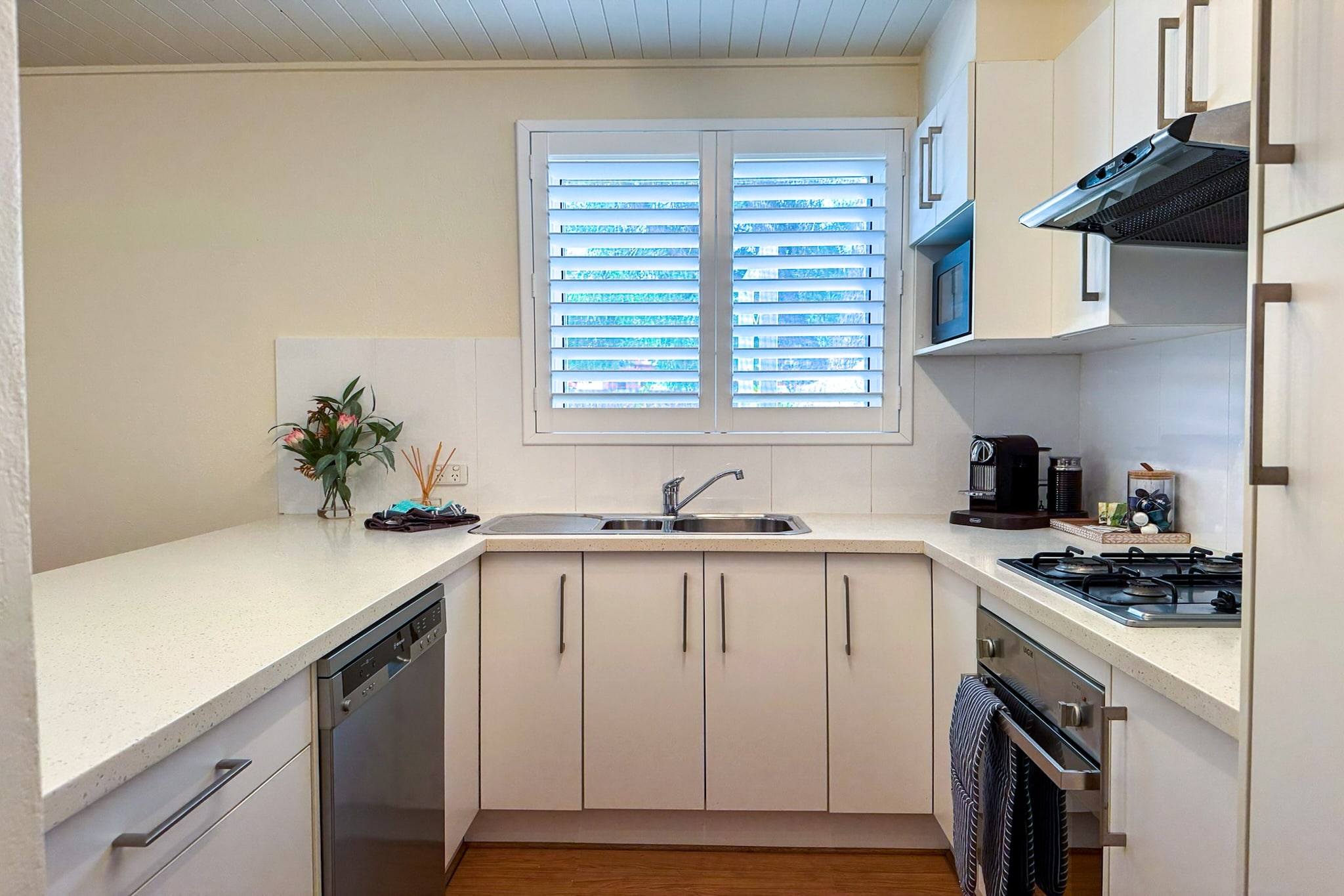 Bright & Airy Adelaide Retreat with Courtyard