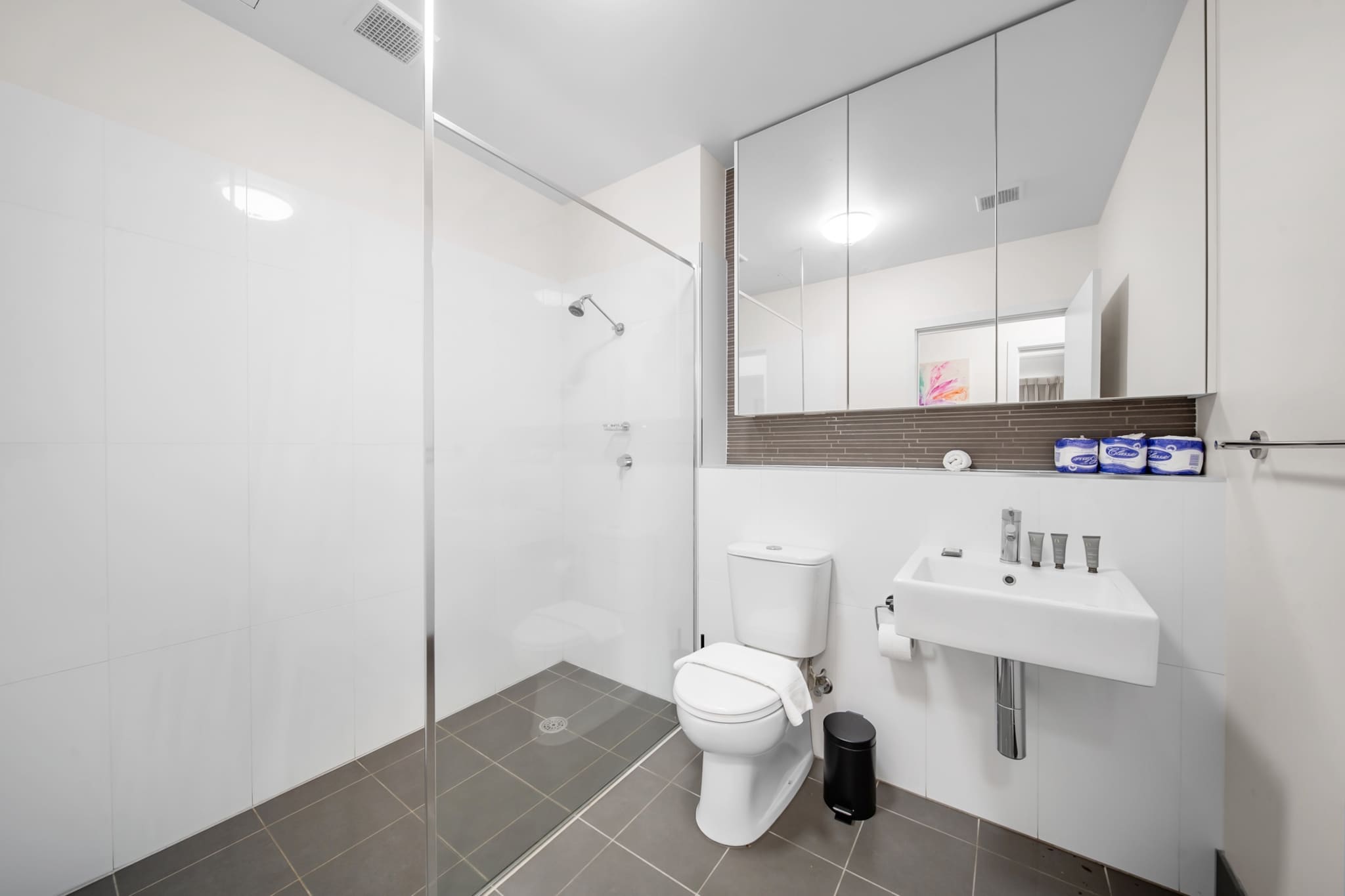 Bright 1-Bed Apartment with Balcony