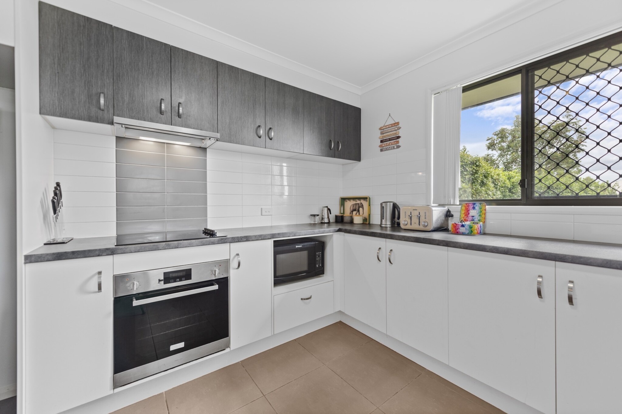 Bed Linen, Fan, Hot Water, Internet Access DSL, Wardrobe, Living room(TV, seating area), Kitchen(dining table, stove, electric kettle, toaster, coffee machine, oven, microwave, dishwasher, fridge, freezer, dishes and cutlery, Coffee), bedroom(Queen Bed), bedroom(Queen Bed), bedroom(2x single bed), bathroom(bath tub, shower, washbasin, toilet, hairdryer, Towels incl., shampoo, body soap, Essentials, Conditioner), First Aid, Indoor play area, Play area, tumble dryer, washing machine, heating, air conditioning, iron, Long term stays allowed, Room-darkening shades, Town, Wine glasses