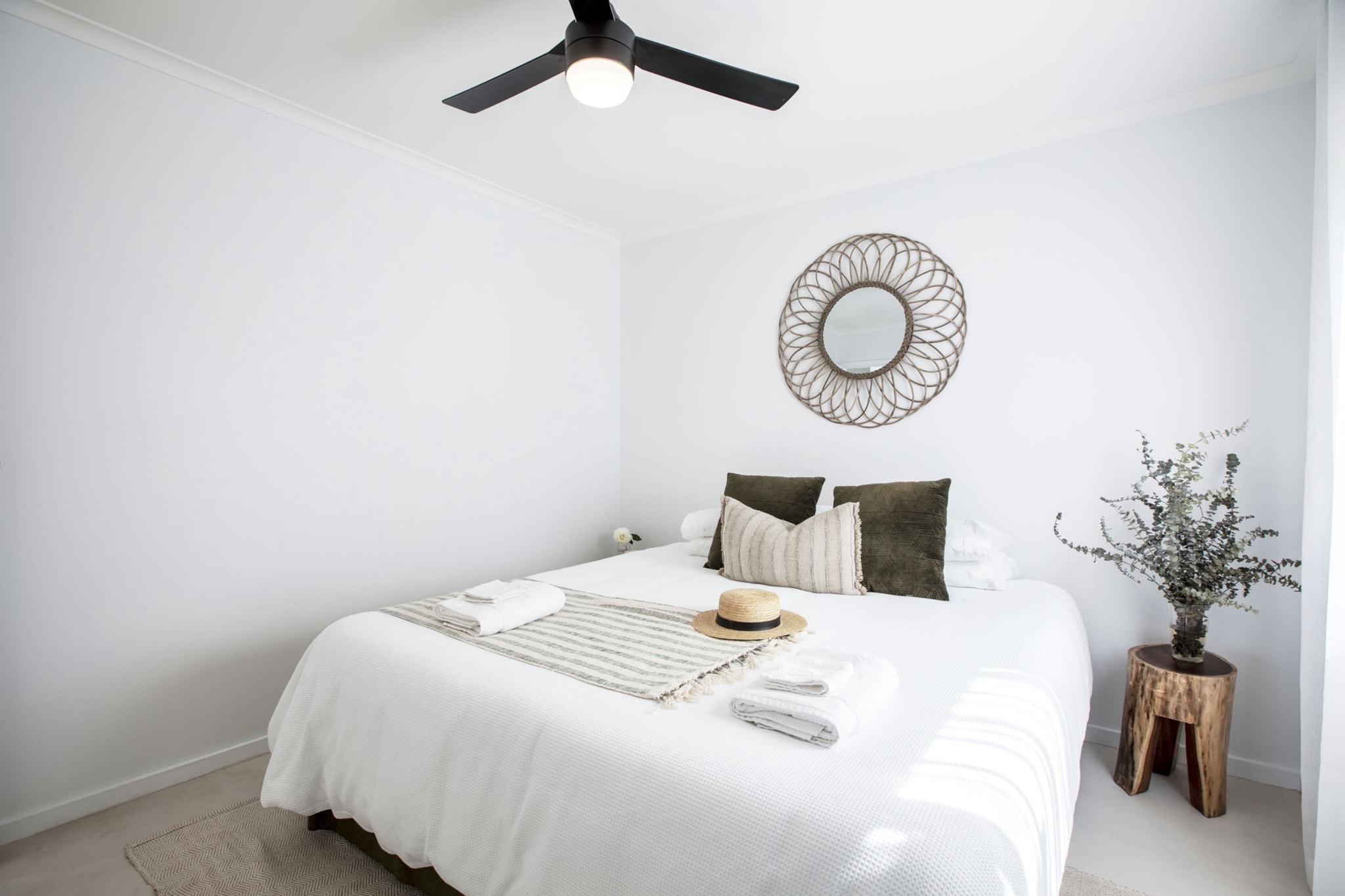 Coastal 2-Bed Apartment with Courtyard