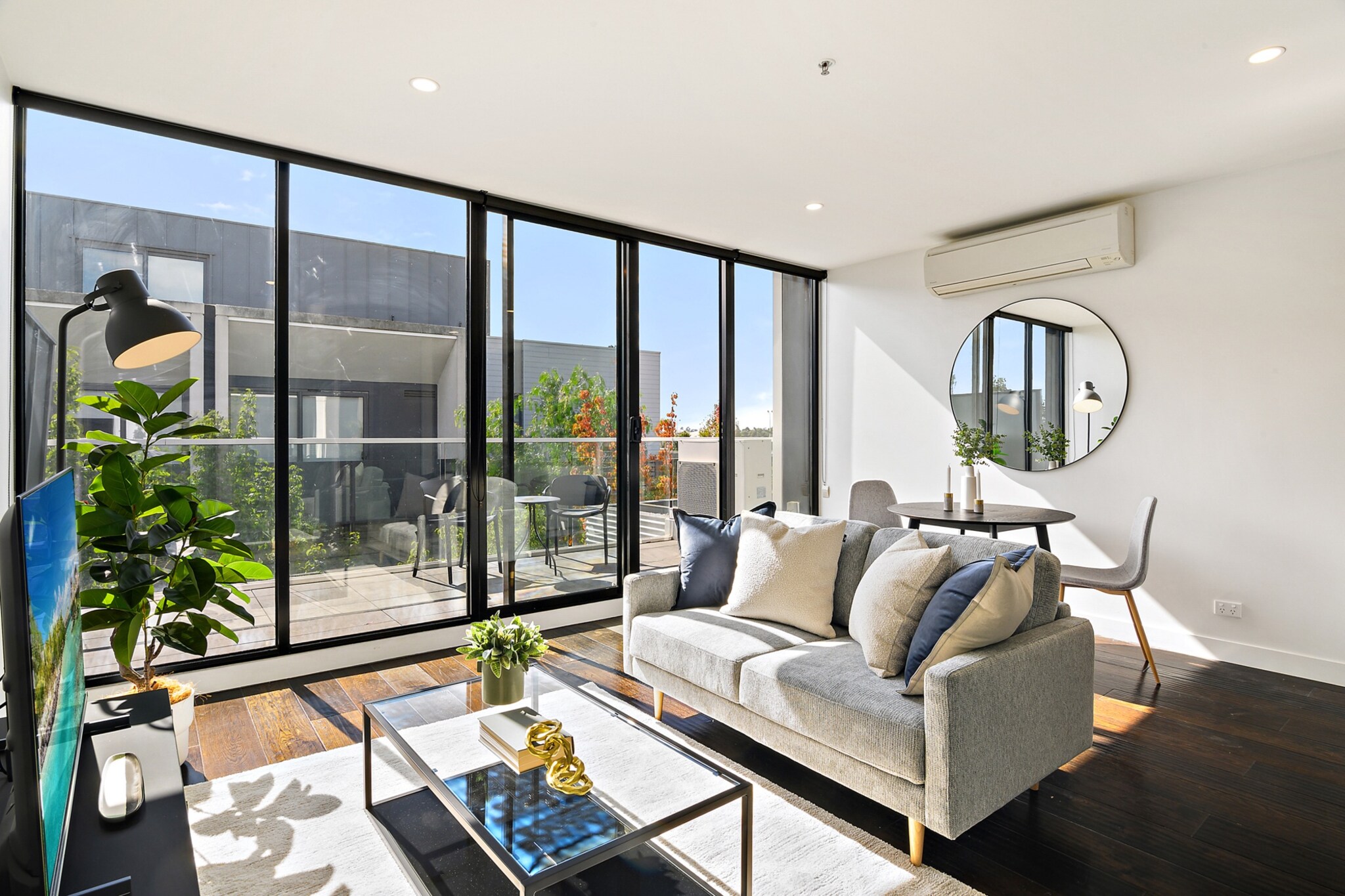 Bed Linen, Hot Water, Internet Access DSL, Safe, Wardrobe, Kitchen(dining table, stove, electric kettle, toaster, coffee machine, oven, microwave, dishwasher, fridge), bedroom(Queen Bed), bathroom(hairdryer, Towels/Sheets (Incl.), shampoo, body soap), First Aid, tumble dryer, washing machine, balcony or terrace, heating, air conditioning, iron, Essentials, dishes and cutlery, Carbon monoxide detector, Coffee, Conditioner, Long term stays allowed, Room-darkening shades, Shower gel, Wine glasses