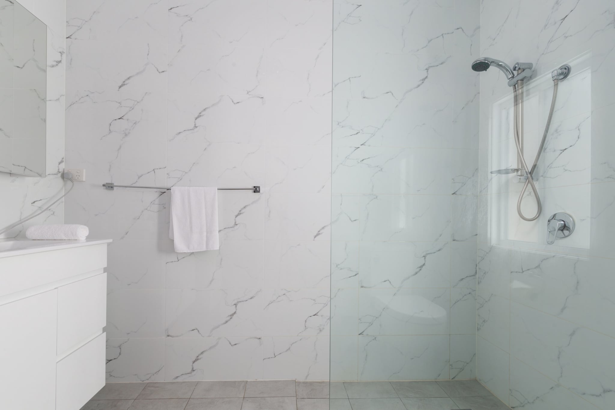 Hot Water, Internet Access DSL, Living room(TV, seating area, heating, air conditioning), Kitchen(stove, electric kettle, toaster, oven, microwave, fridge, dishes and cutlery), bedroom(Bed Linen, Wardrobe, double bed), bathroom(shower, washbasin, toilet, hairdryer, Towels/Sheets (Incl.), Essentials), First Aid, Beach, tumble dryer, washing machine, iron, Long term stays allowed, Near Ocean, Room-darkening shades, Shower gel, Wine glasses