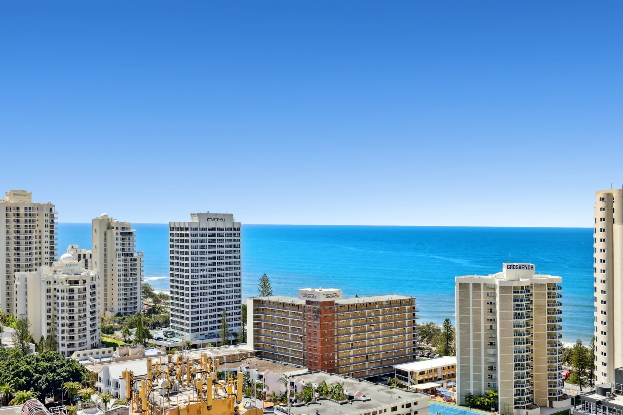 Modern 2-Bed with Pool Access in Surfers Paradise