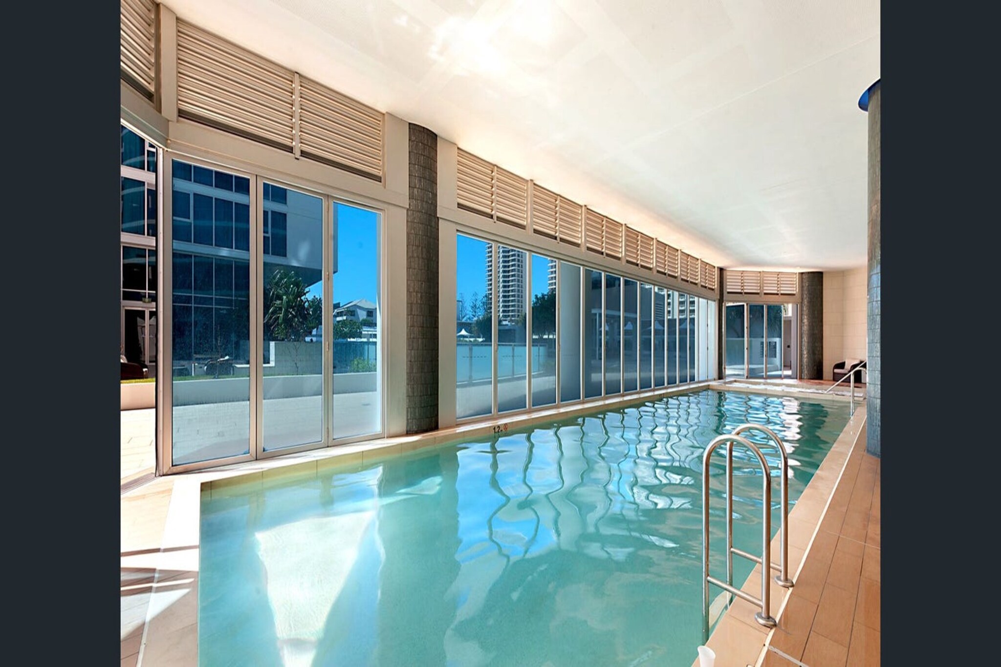 Modern 2-Bed with Pool Access in Surfers Paradise