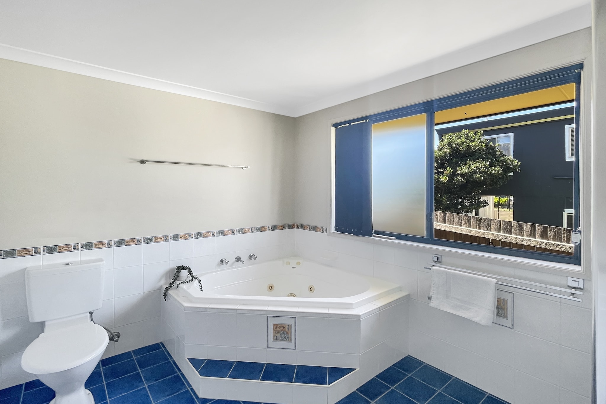 Bed Linen, Hot Water, Internet Access DSL, Wardrobe, Living room(TV, seating area, air conditioning), Kitchen(stove, electric kettle, toaster, coffee machine, oven, microwave, dishwasher, fridge, dishes and cutlery), bedroom(double king size bed), bedroom(double king size bed), bedroom(Queen Bed), bedroom(Queen Bed), bathroom(bath tub, washbasin, toilet, hairdryer, Towels/Sheets (Incl.), Essentials), bathroom(shower, washbasin, toilet, hairdryer, Towels incl., Essentials), bathroom(shower, washbasin, toilet, hairdryer, Towels incl., Essentials), First Aid, Beach, Play area, tumble dryer, washing machine, heating, iron, Long term stays allowed, Near Ocean, Room-darkening shades, Wine glasses