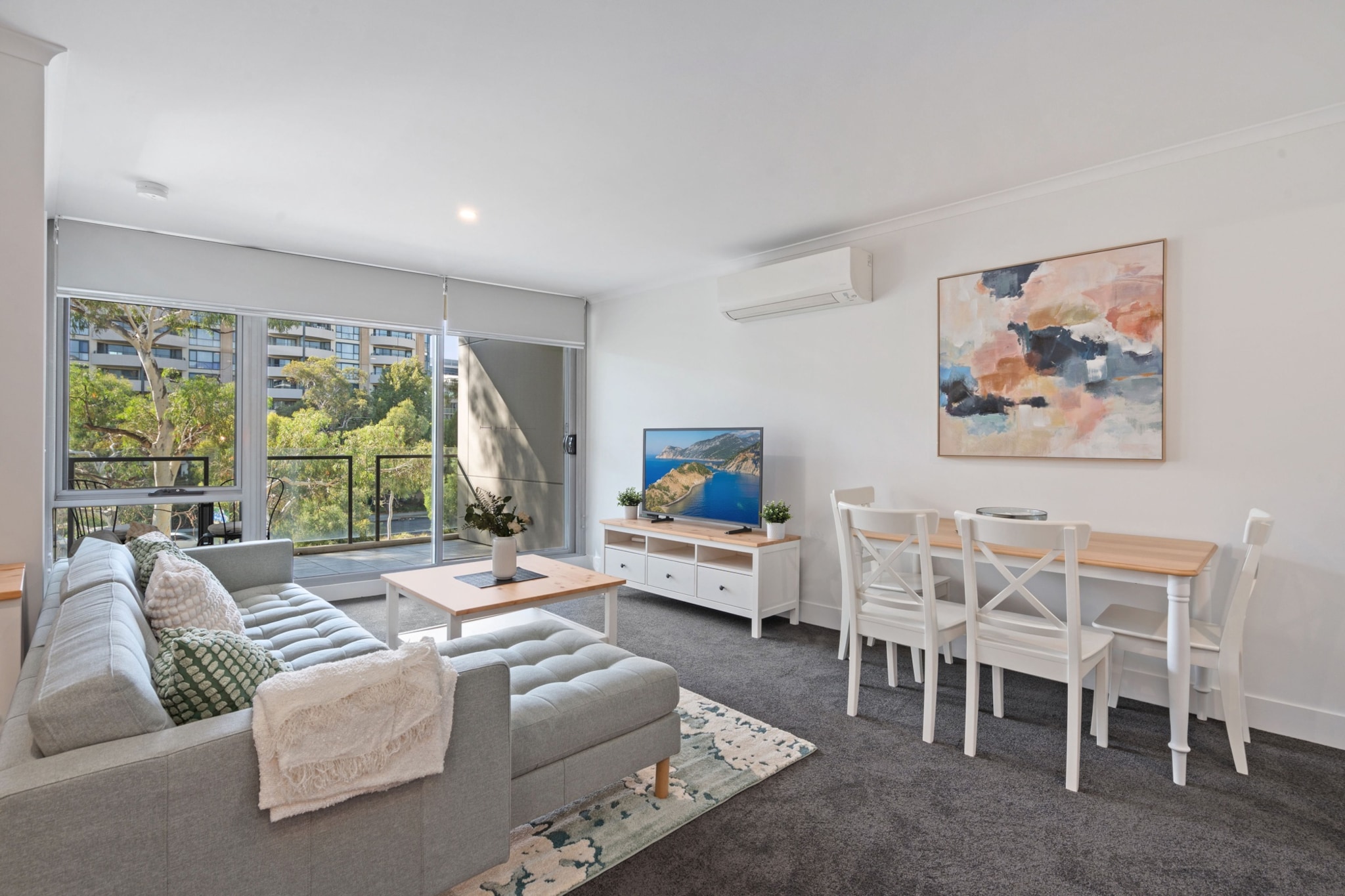 Stylish 1-Bed Apartment with Balcony & Pool Access