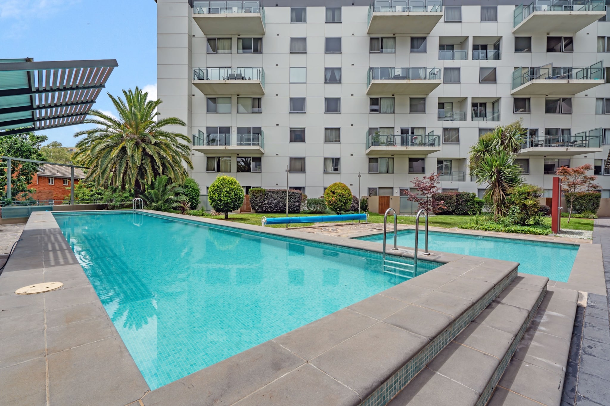 Bed Linen, Desk, Elevator, Hot Water, Internet Access DSL, Wardrobe, Kitchen(stove, electric kettle, toaster, coffee machine, oven, microwave, dishwasher, dishes and cutlery, Wine glasses), bedroom(double bed), bathroom, First Aid, TV, stove, electric kettle, toaster, coffee machine, oven, microwave, dishwasher, fridge, tumble dryer, washing machine, balcony or terrace, heating, air conditioning, swimming pool, private outdoor pool, iron, hairdryer, Towels/Sheets (Incl.), shampoo, body soap, Essentials, dishes and cutlery, Dedicated workspace, Conditioner, Long term stays allowed, Room-darkening shades, Shower gel, Wine glasses