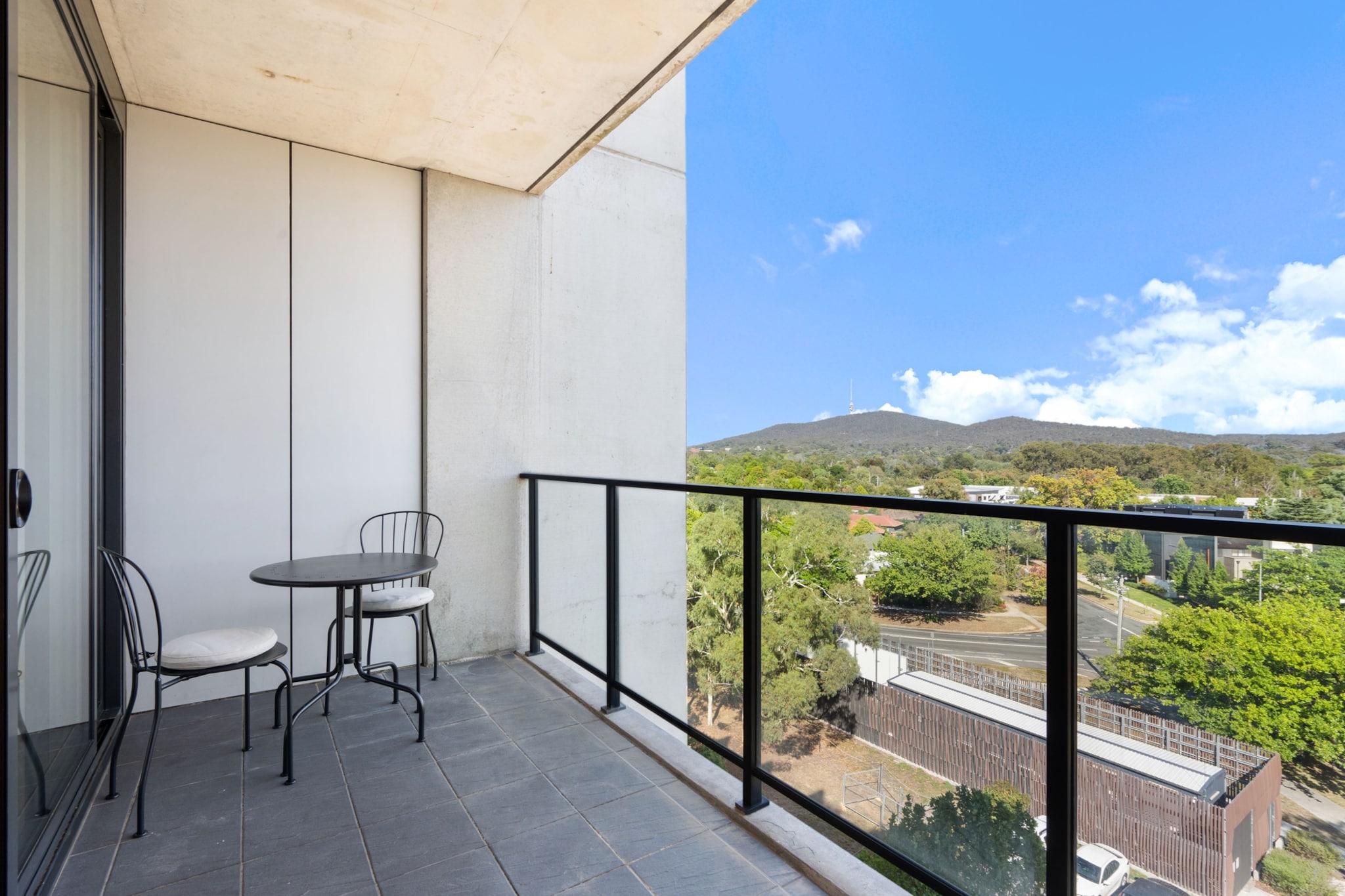 Chic 1-Bed Apartment Near Canberraâ€™s Bustling CBD