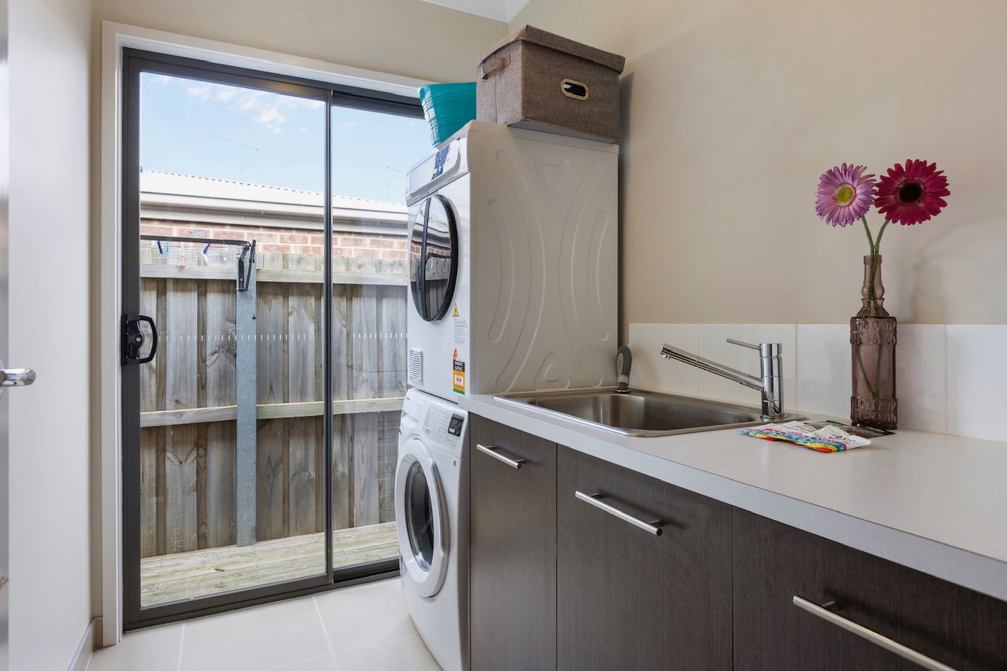 Desk, Fan, Hot Water, Internet Access DSL, Safe, Wardrobe, Kitchen(dining table, stove, electric kettle, toaster, coffee machine, oven, microwave, dishwasher, fridge, dishes and cutlery, Wine glasses), bedroom(Bed Linen, Room-darkening shades, Queen Bed), bedroom(double bed), bedroom(2x single bed), bathroom(bath tub, hairdryer, Towels/Sheets (Incl.), shampoo, body soap, Conditioner, Shower gel), bathroom(bath tub, hairdryer, Towels/Sheets (Incl.), shampoo, body soap), First Aid, Beach, Play area, TV, tumble dryer, washing machine, heating, iron, Essentials, Dedicated workspace, Carbon monoxide detector, Long term stays allowed, Near Ocean