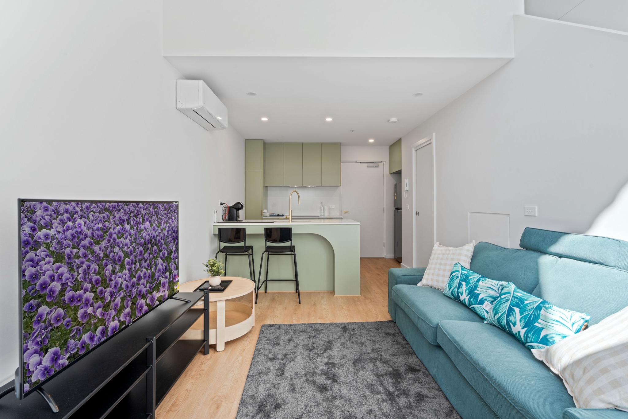 Comfortable 1-Bed Retreat with Courtyard & Parking