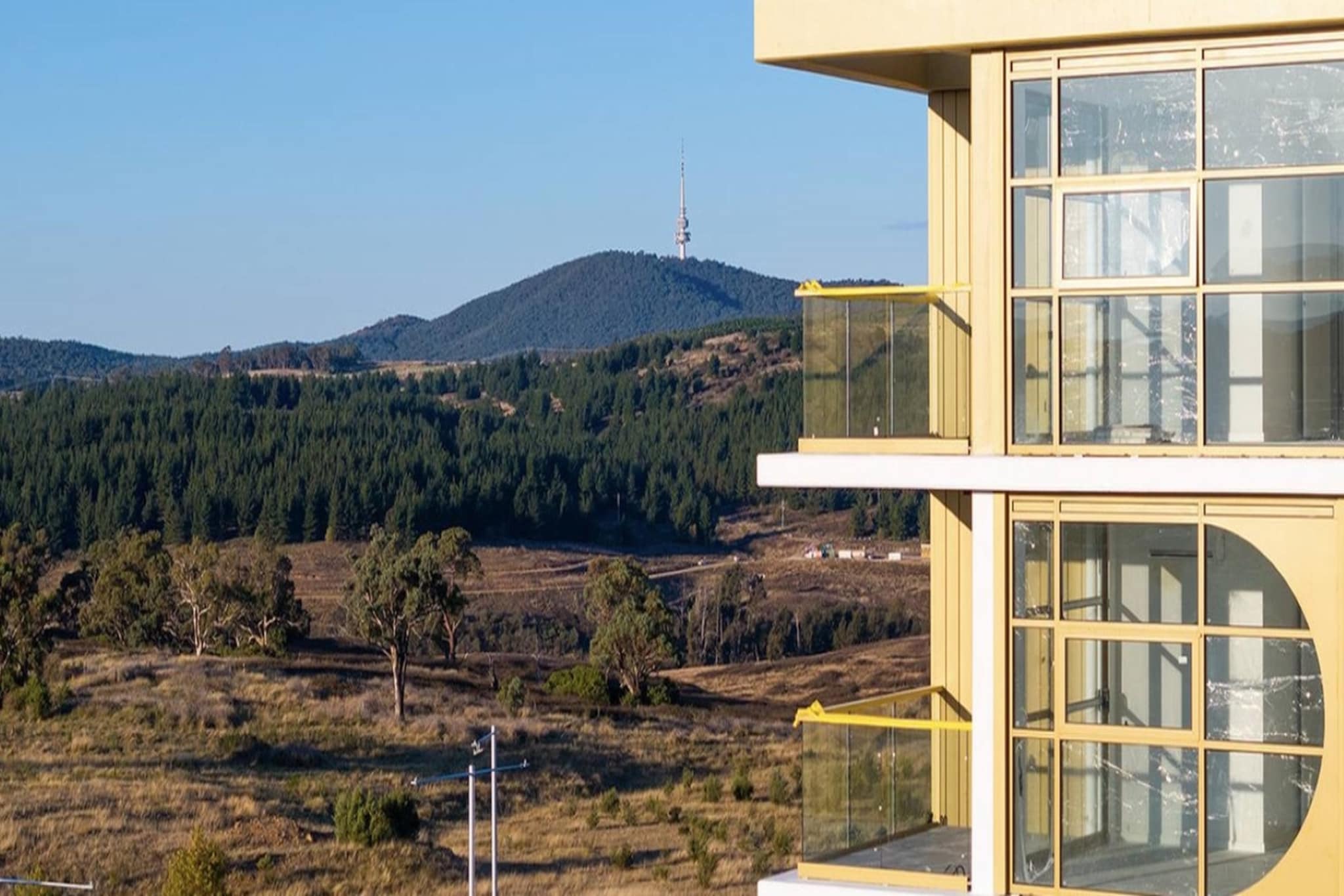 Comfortable 1-Bed Retreat with Courtyard & Parking