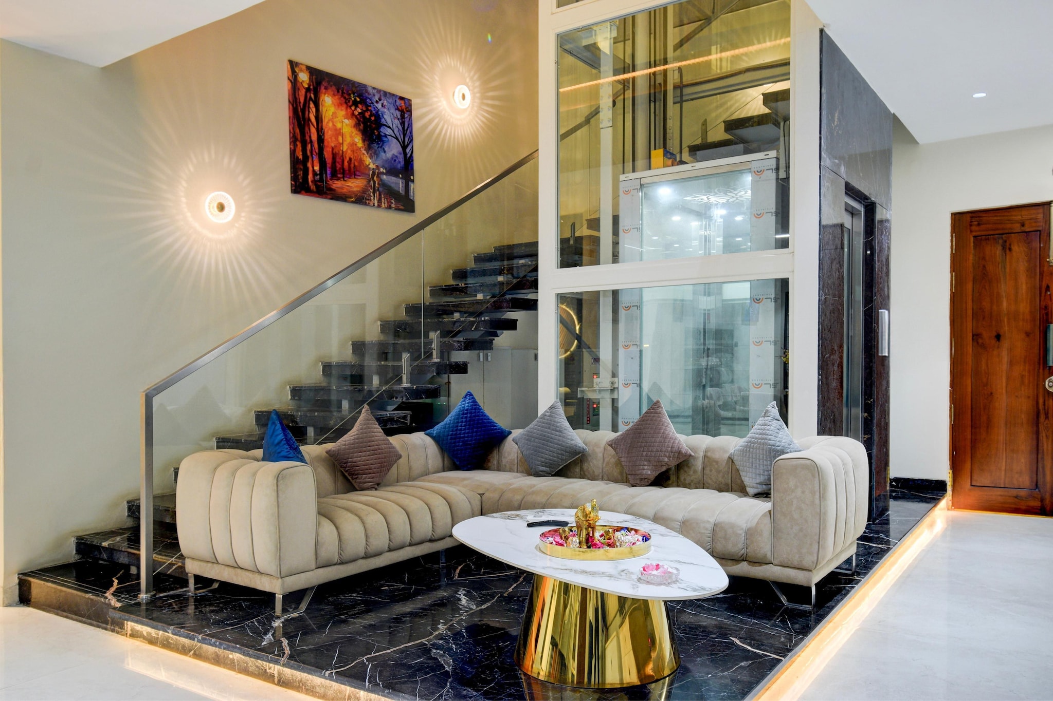 Ground floor: (bedroom(double king size bed, seating area, electric kettle, freezer, air conditioning, lift, Towels incl., telephone), bedroom(double king size bed), bedroom(double king size bed), bedroom(double king size bed), bedroom(double king size bed), bedroom(double king size bed), bathroom(bathtub or shower, shower, washbasin, toilet, shampoo, body soap, hot water), bathroom, bathroom, bathroom, bathroom, bathroom)