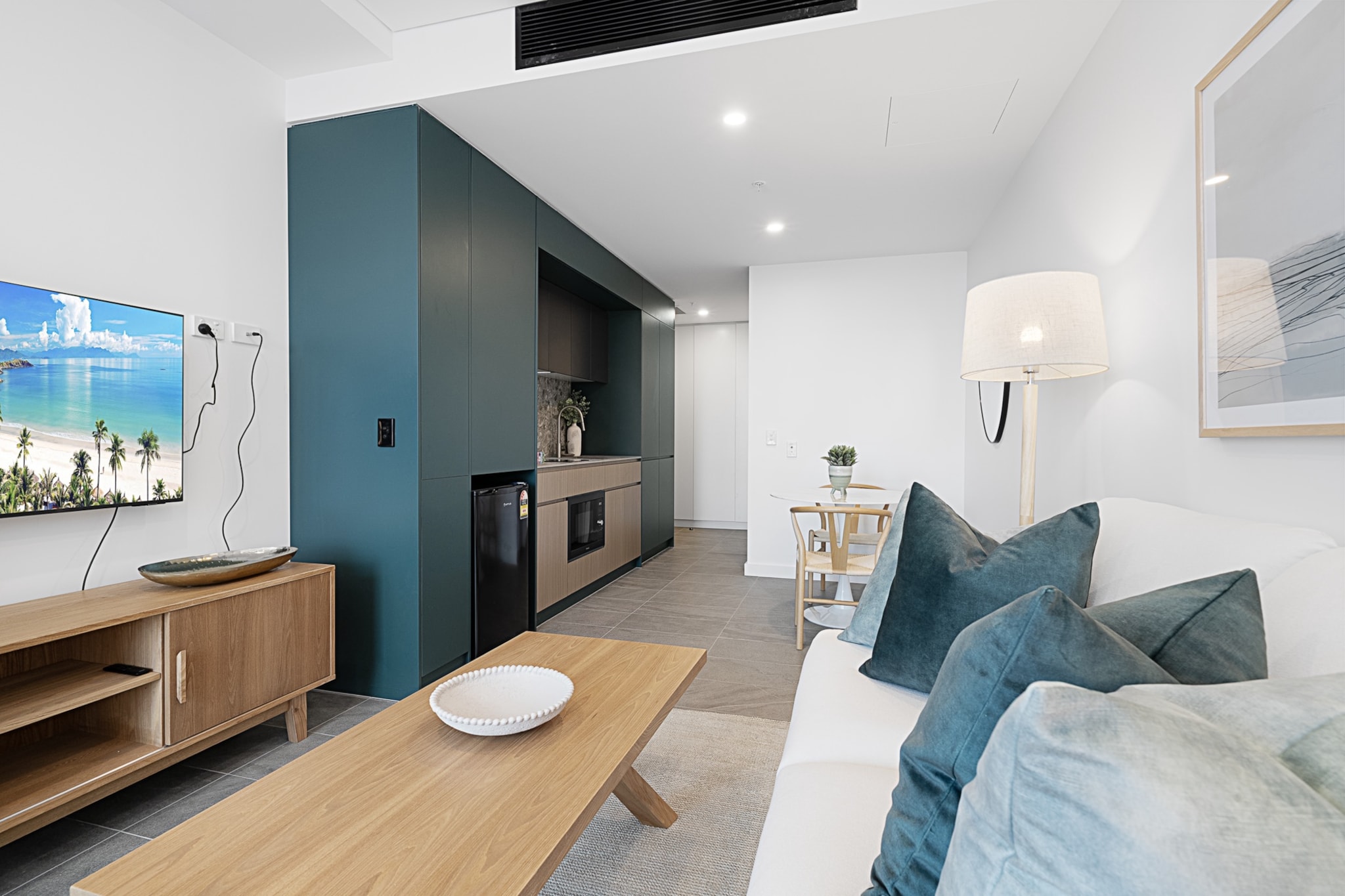 Bed Linen, Elevator, Hot Water, Internet Access DSL, Wardrobe, Living room(TV, seating area), Kitchen(dining table, stove, electric kettle, toaster, coffee machine, microwave, fridge, dishes and cutlery, Wine glasses), bedroom(Queen Bed), bathroom(iron, hairdryer, Towels/Sheets (Incl.), shampoo, body soap, Essentials, Conditioner, Shower gel), First Aid, Beach, Play area, heating, air conditioning, Carbon monoxide detector, Coffee, Long term stays allowed, Near Ocean