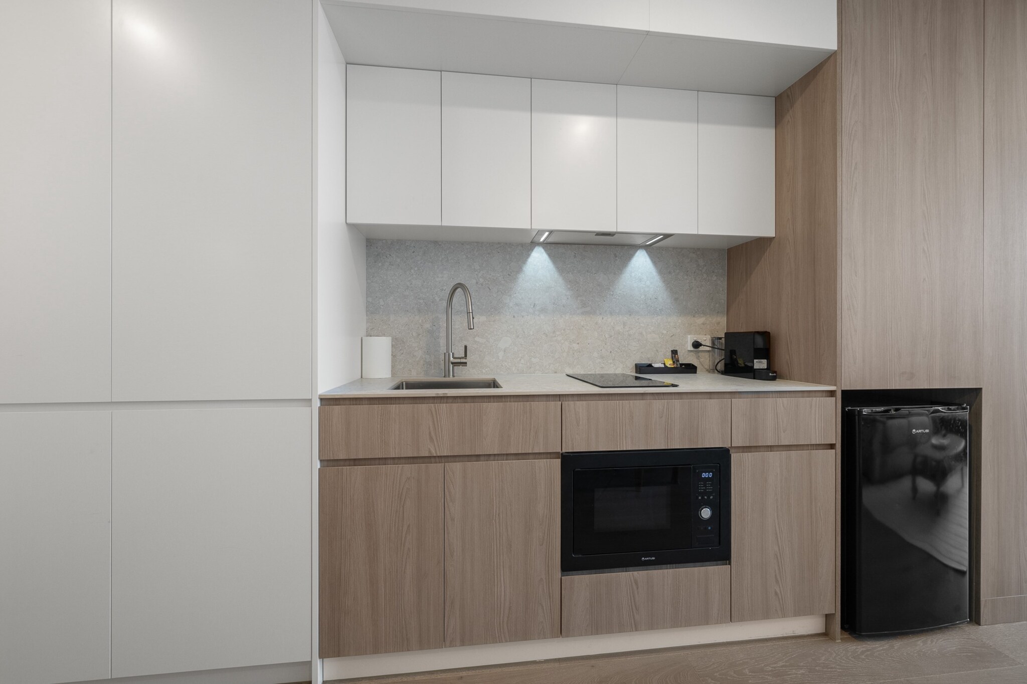 Bed Linen, Elevator, Hot Water, Internet Access DSL, Wardrobe, Kitchen(dining table, stove, electric kettle, toaster, coffee machine, microwave, fridge), bedroom(Queen Bed), bathroom(hairdryer, Towels/Sheets (Incl.), shampoo, body soap), First Aid, Beach, TV, heating, air conditioning, iron, Essentials, dishes and cutlery, Carbon monoxide detector, Coffee, Conditioner, Long term stays allowed, Near Ocean, Room-darkening shades, Shower gel, Wine glasses