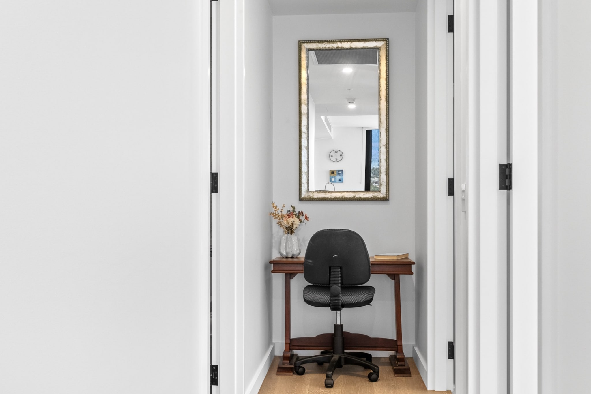 Bed Linen, Desk, Elevator, Hot Water, Internet Access DSL, Wardrobe, Kitchen(dining table, stove, electric kettle, toaster, coffee machine, oven, microwave, dishwasher, fridge, freezer), bedroom(double king size bed), bedroom(double bed), bathroom(hairdryer, Towels/Sheets (Incl.), shampoo, body soap), First Aid, Beach, Play area, TV, tumble dryer, cot, washing machine, balcony or terrace, heating, air conditioning, iron, Essentials, dishes and cutlery, Dedicated workspace, Carbon monoxide detector, Coffee, Conditioner, Long term stays allowed, Near Ocean, Room-darkening shades, Shower gel, Town, Wine glasses