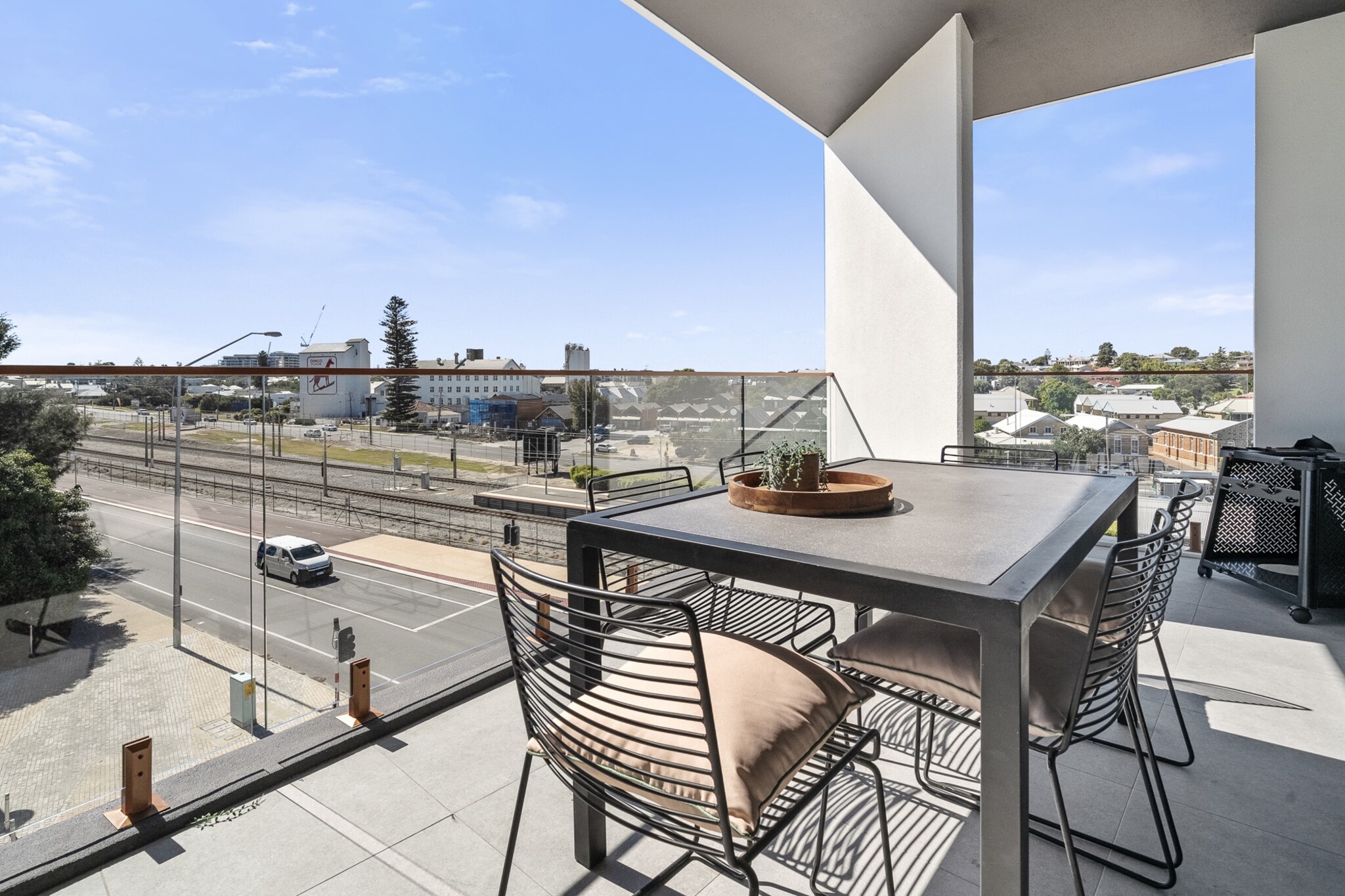 Stylish 2-Bed Apartment with Rooftop BBQ Access