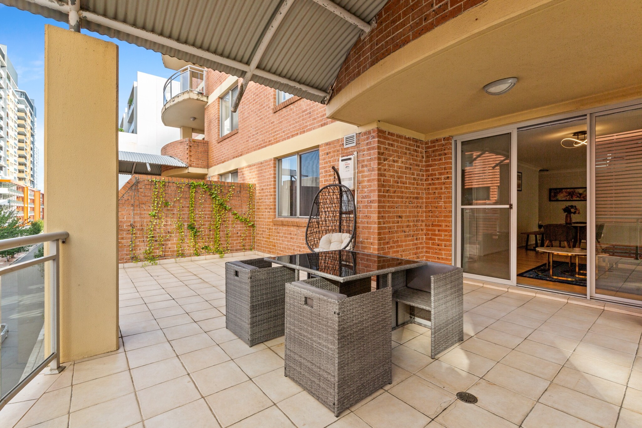 Bed Linen, Elevator, Fan, Hot Water, Internet Access DSL, Piano, Safe, Wardrobe, Living room(TV, seating area), Kitchen(dining table, stove, electric kettle, toaster, coffee machine, oven, microwave, fridge, freezer, dishes and cutlery, Coffee), bedroom(Queen Bed), bedroom(single bed, Queen Bed), bathroom(shower, washbasin, toilet), bathroom(shower, washbasin, toilet), First Aid, Play area, tumble dryer, washing machine, balcony or terrace, heating, air conditioning, iron, hairdryer, Towels/Sheets (Incl.), shampoo, body soap, Essentials, Carbon monoxide detector, Conditioner, Long term stays allowed, Shower gel, Town, Wine glasses