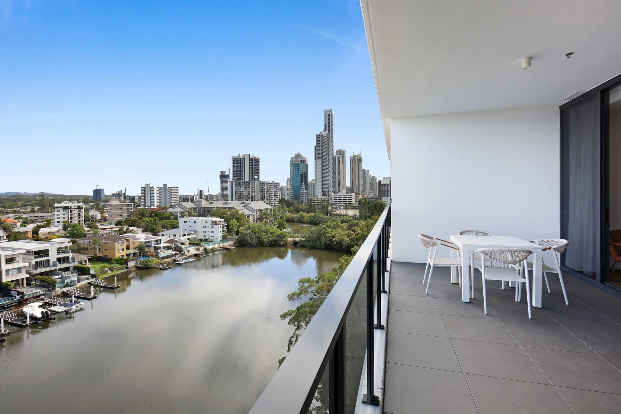 Surfers Paradise 2-Bed Flat with Luxury Amenities