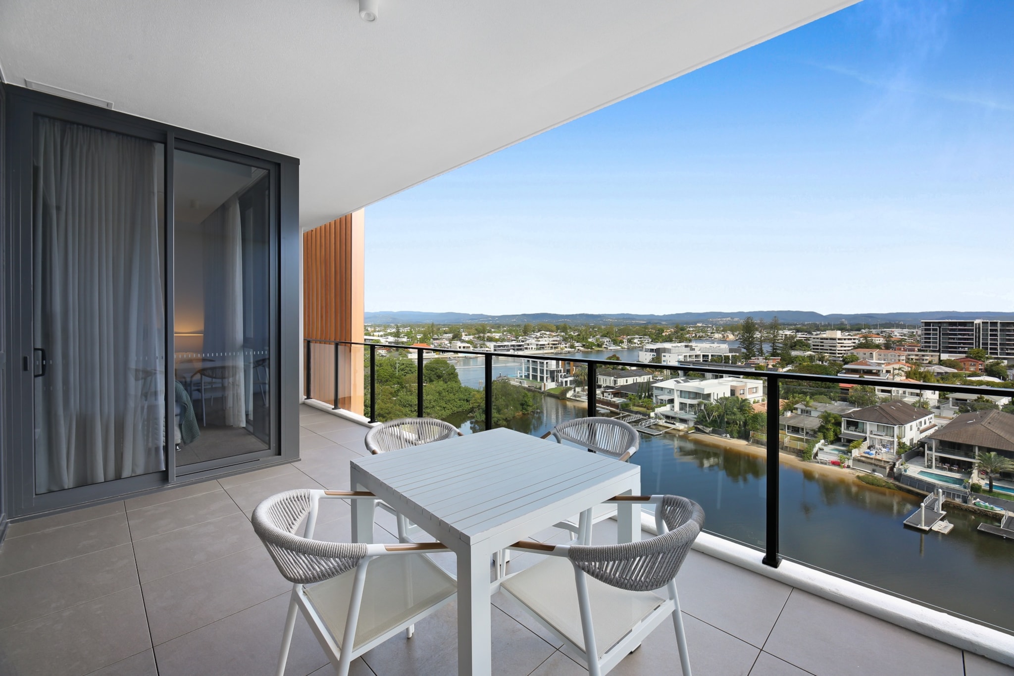 Surfers Paradise 2-Bed Flat with Luxury Amenities