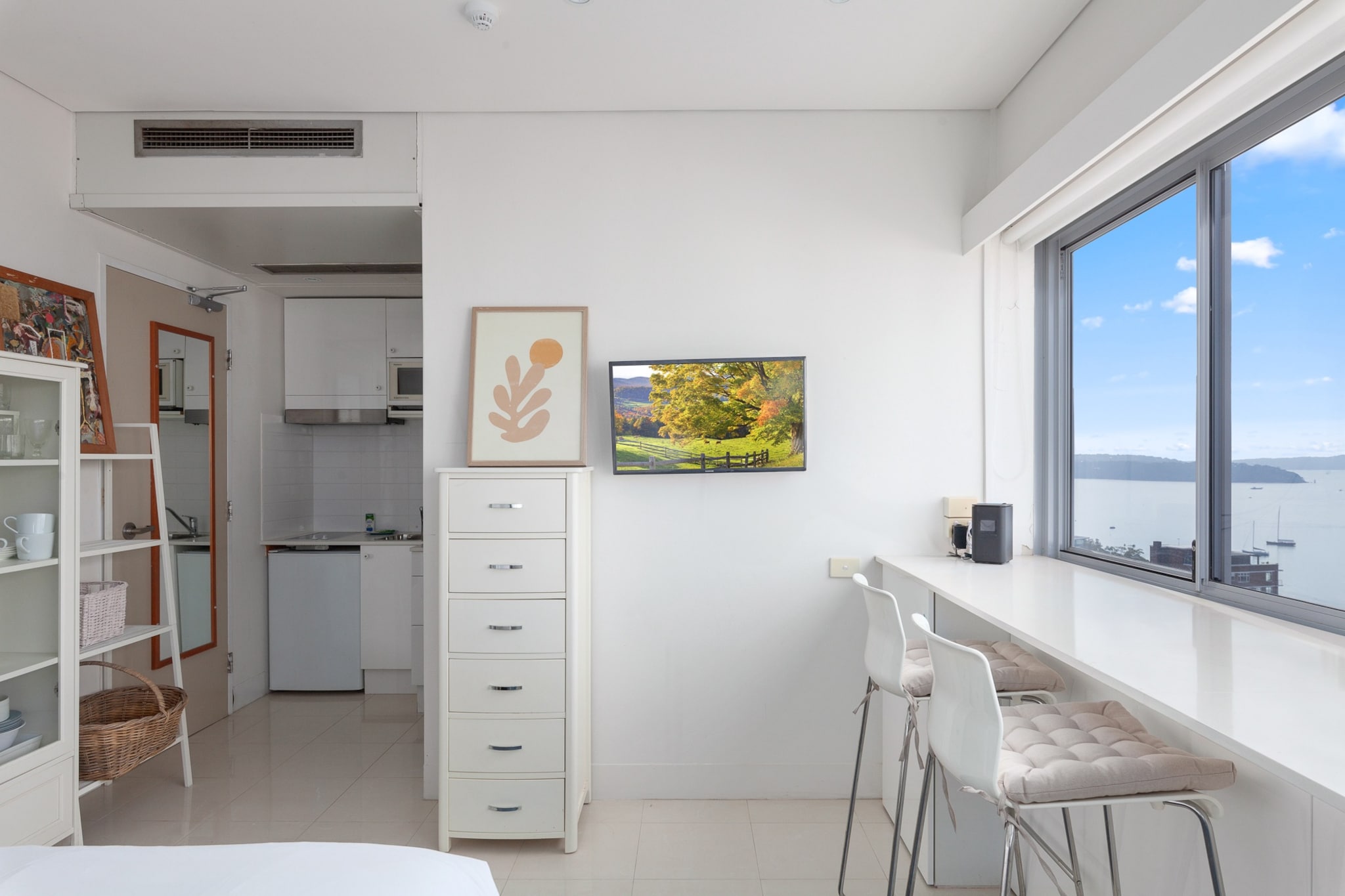 Bed Linen, Elevator, Hot Water, Internet Access DSL, Wardrobe, Kitchen(dining table, stove, microwave, fridge), bedroom(Queen Bed), bathroom(hairdryer, Towels/Sheets (Incl.), shampoo, body soap), First Aid, TV, tumble dryer, cot, heating, air conditioning, swimming pool, private outdoor pool, iron, Essentials, dishes and cutlery, Conditioner, Long term stays allowed, Near Ocean, Room-darkening shades, Sea view, Washer in common space, Wine glasses