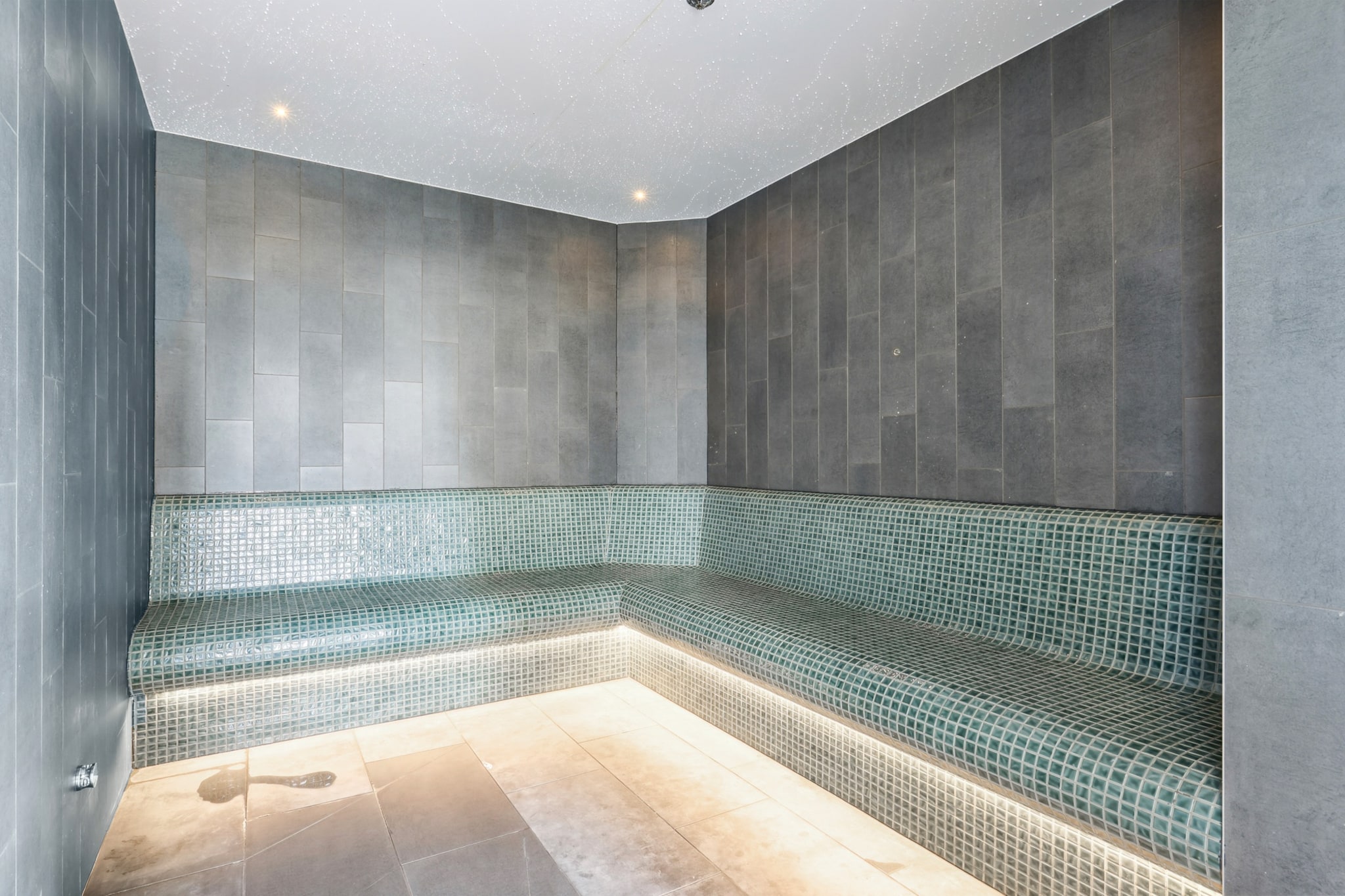 Bed Linen, Elevator, Fan, Hot Water, Internet Access DSL, Wardrobe, Kitchen(dining table, stove, electric kettle, toaster, coffee machine, oven, microwave, dishwasher, fridge, freezer), bedroom(Queen Bed), bathroom(hairdryer, Towels/Sheets (Incl.), shampoo, body soap), sauna, First Aid, Play area, TV, tumble dryer, cot, washing machine, balcony or terrace, heating, air conditioning, swimming pool, private outdoor pool, Essentials, dishes and cutlery, Carbon monoxide detector, Coffee, Conditioner, Long term stays allowed, Room-darkening shades, Shower gel, Wine glasses