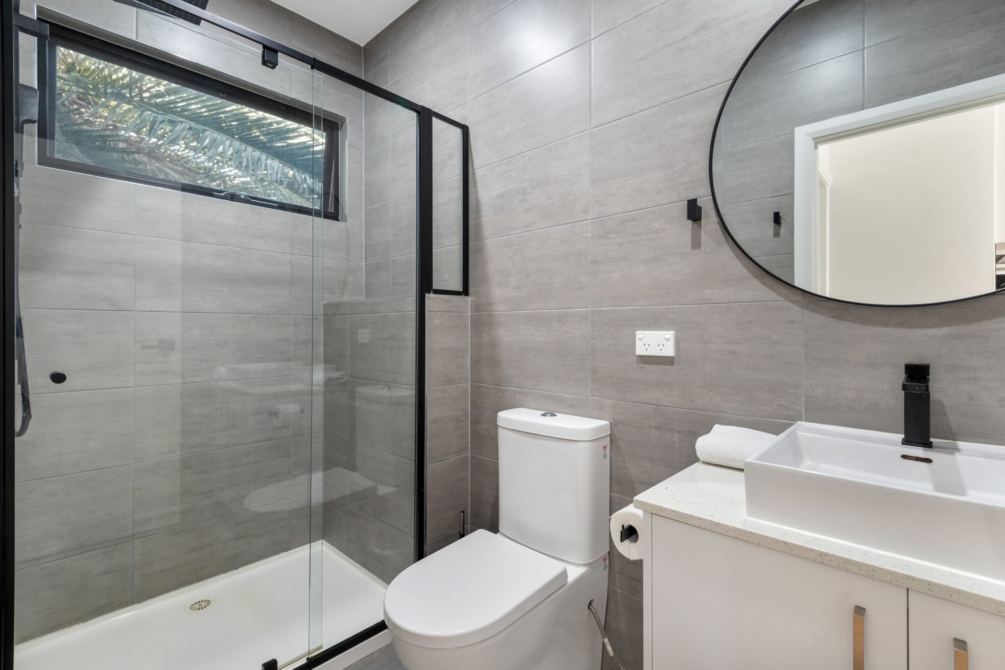 Bed Linen, Hot Water, Internet Access DSL, Safe, Wardrobe, Living room(single sofa bed, TV), Kitchen(dining table, stove, toaster, coffee machine, oven, microwave, fridge, freezer), bedroom(Queen Bed), bedroom(Queen Bed), bathroom(electric kettle), First Aid, Beach, Play area, dishwasher, bath tub, washing machine, balcony or terrace, heating, air conditioning, iron, hairdryer, Towels/Sheets (Incl.), shampoo, body soap, Essentials, dishes and cutlery, Cooking basics, Carbon monoxide detector, Coffee, Conditioner, Long term stays allowed, Near Ocean, Room-darkening shades, Shower gel, Wine glasses